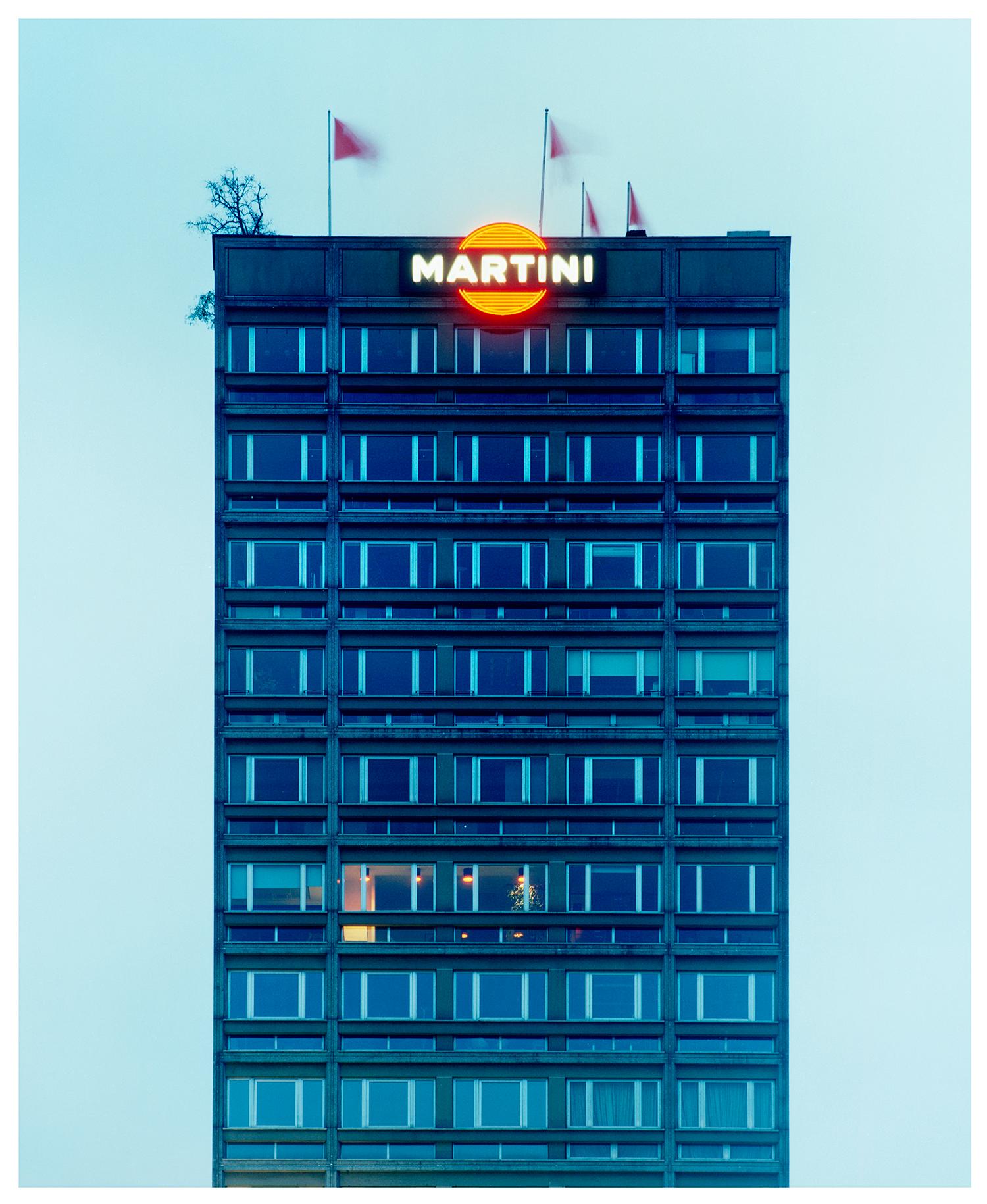 Richard Heeps Color Photograph – Blauer Martini, Mailand – Architekturfotografie in Farbfotografie