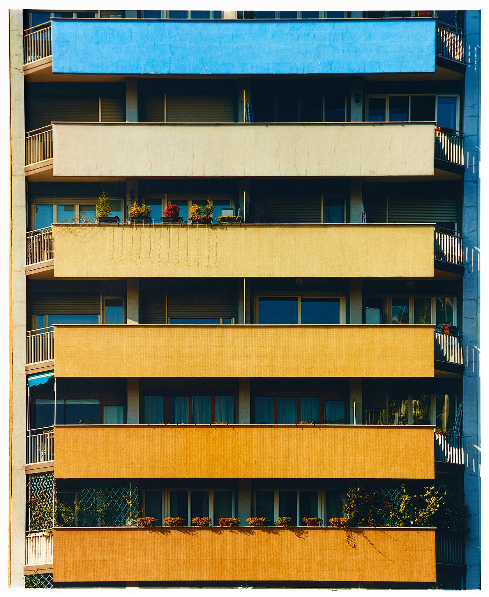 Apartments Blue Martini Rainbow de Milan - Deux photographies architecturales en couleur - Contemporain Print par Richard Heeps