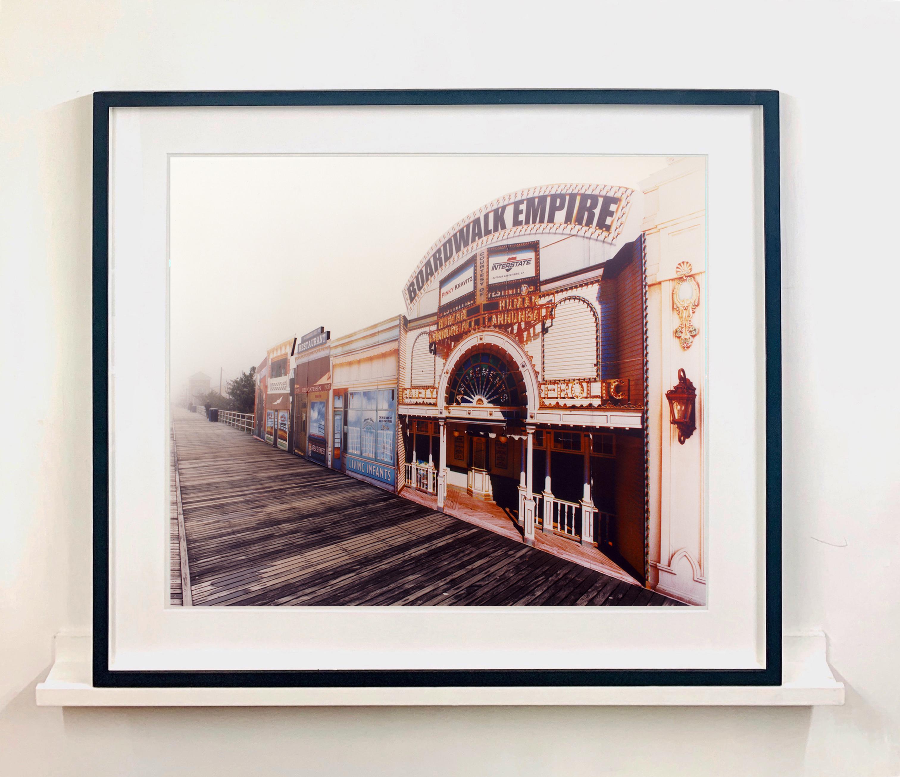 Empire in the Mist, Atlantic City, New Jersey - Photo couleur américaine - Contemporain Print par Richard Heeps