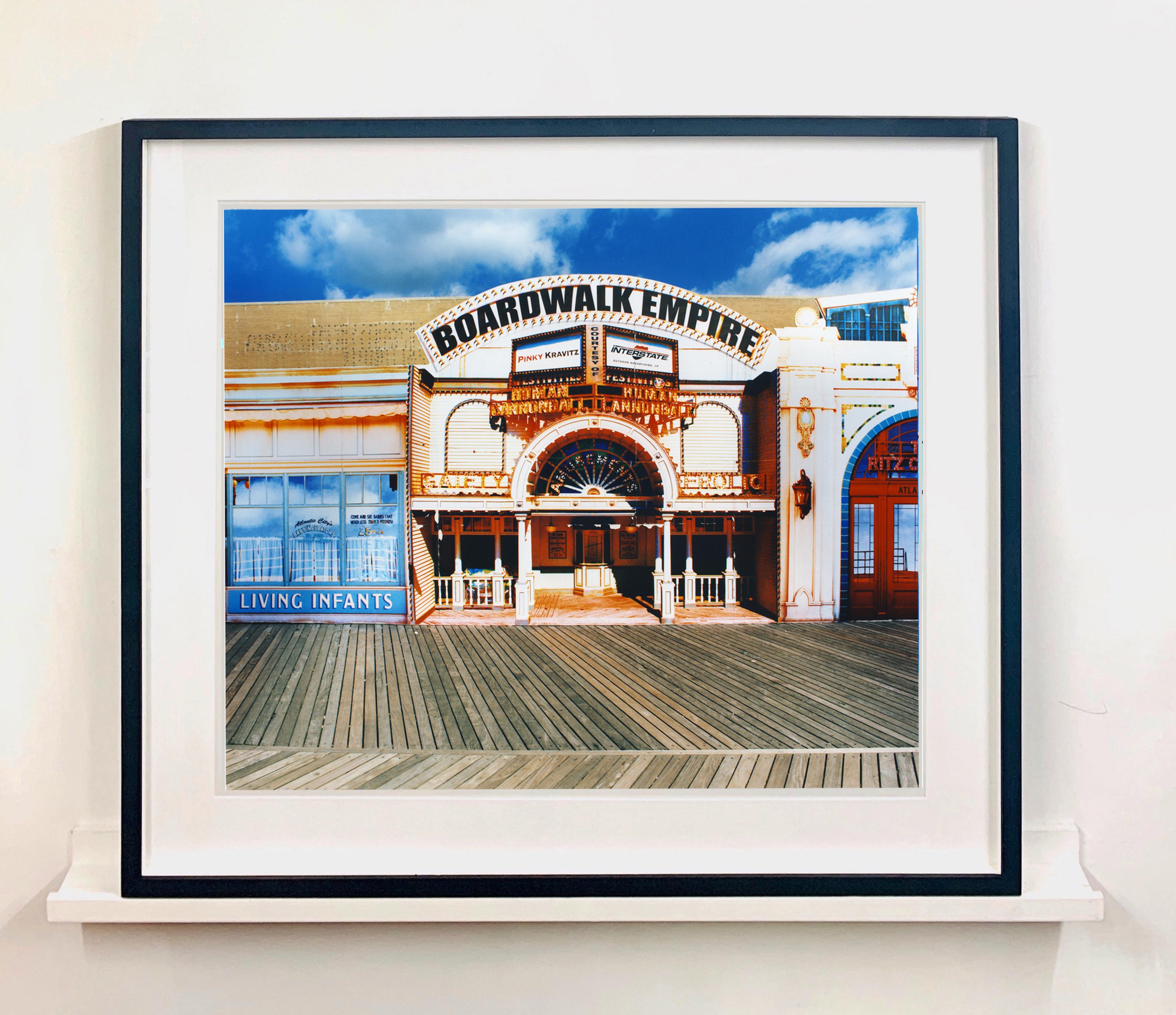 Boardwalk Empire in the Sun, Atlantic City, New Jersey – amerikanisches Farbfoto (Grau), Color Photograph, von Richard Heeps