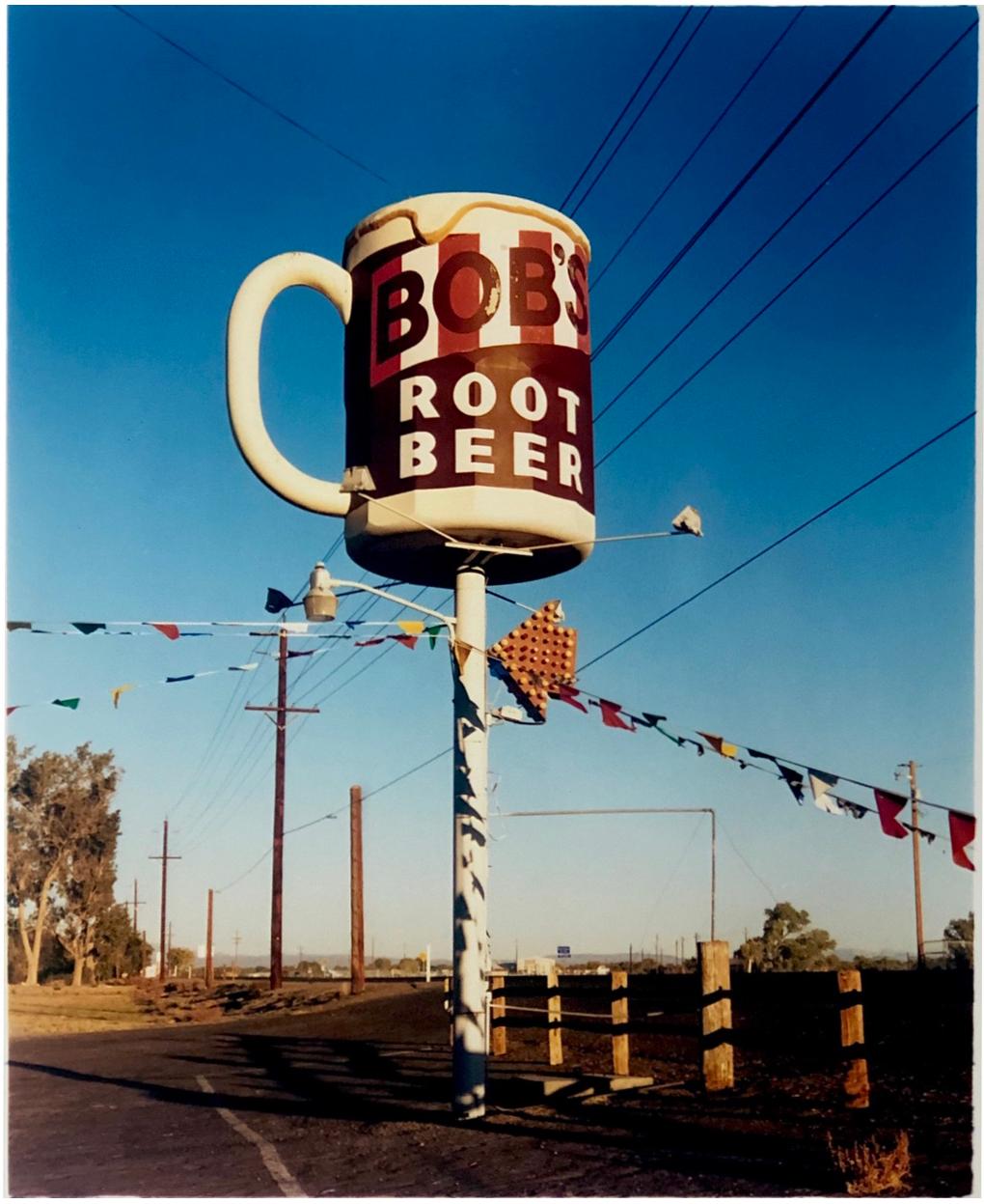 Color Photograph Richard Heeps - Bob's Root Beer, Fallon, Nevada - Photographie couleur américaine du milieu du siècle dernier