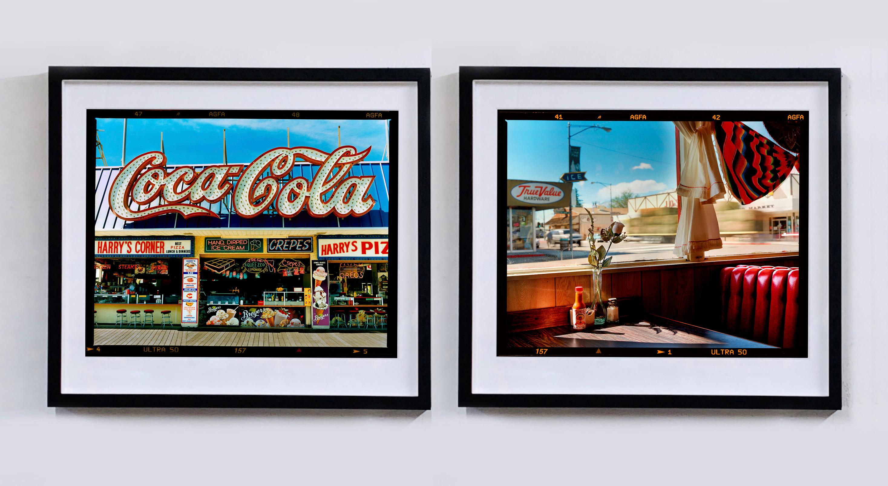 Bonanza Café, ein ikonisches Foto aus Richard Heeps Serie Dream in Colour, das als Titelbild für sein Buch Man's Ruin diente. Das Foto versetzt Sie in die amerikanische Kleinstadtatmosphäre, wenn die Sonne durch die Fenster auf die klassischen roten