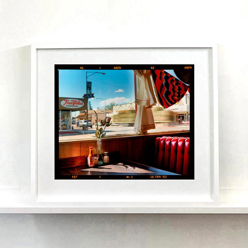 Bonanza Café (Film Edge), Lone Pine, Californie - Photo de l'intérieur d'un restaurant américain - Noir Color Photograph par Richard Heeps