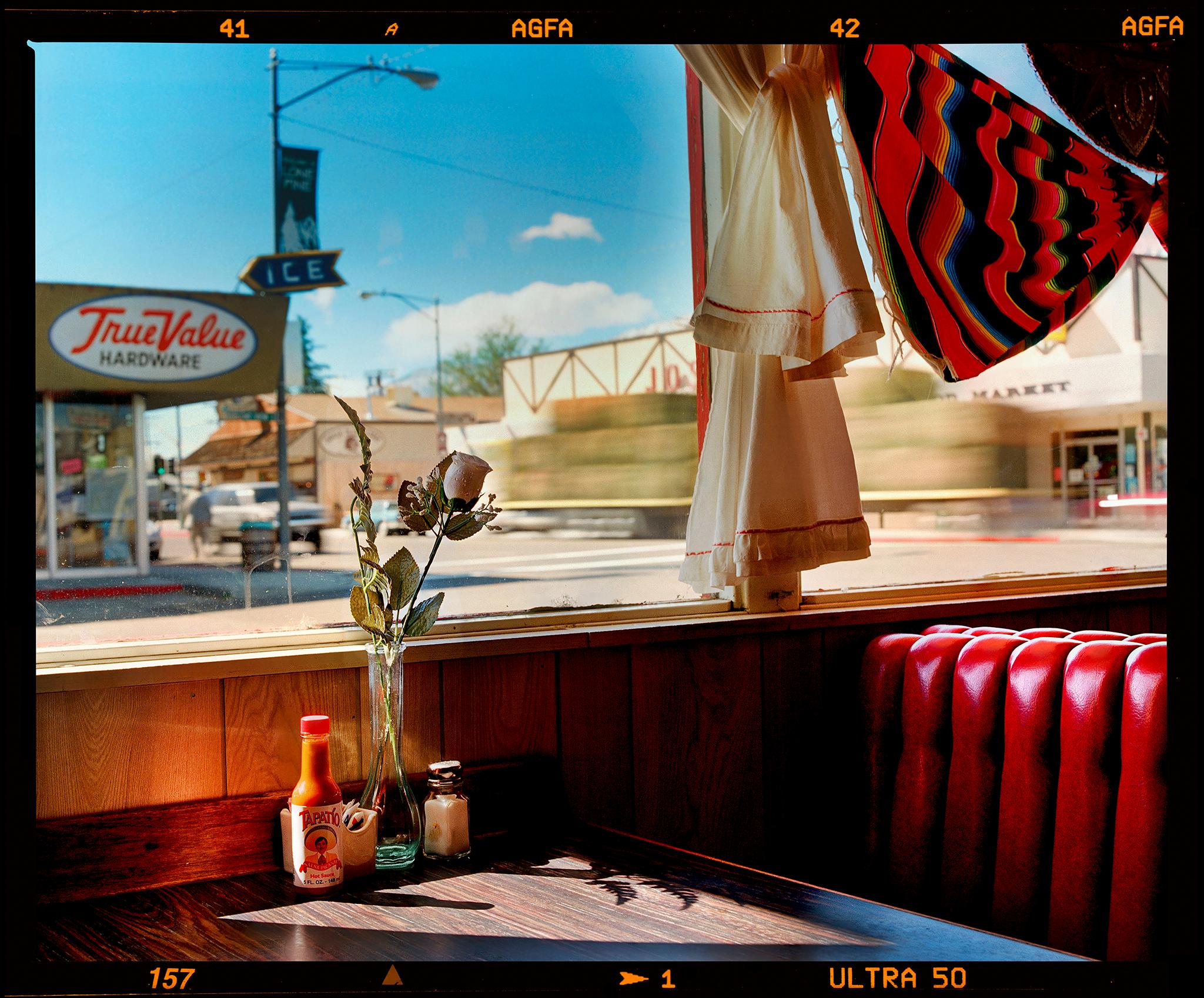 Richard Heeps Color Photograph – Bonanza Café (Film Edge), Lone Pine, Kalifornien - Amerikanisches Diner Innenaufnahme