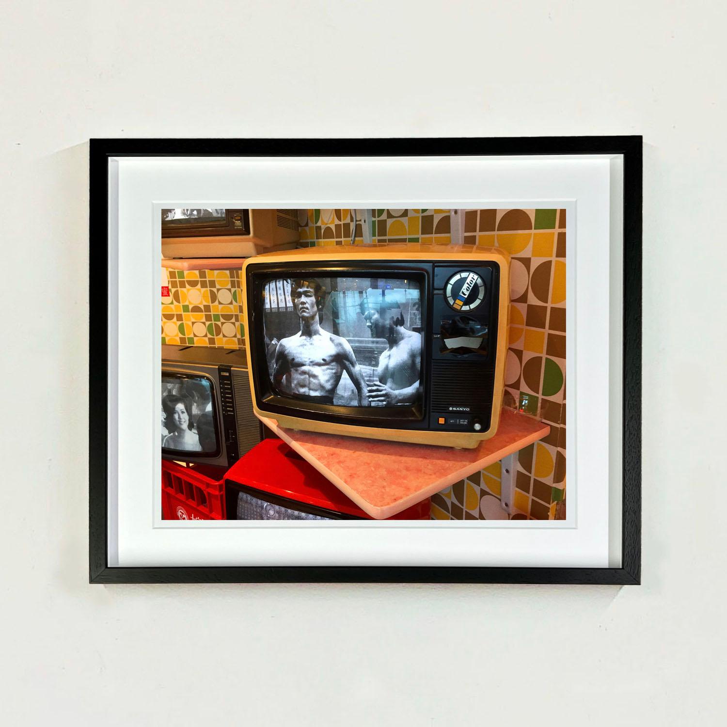 Bruce Lee TV, Hongkong - Zeitgenössisches Porträt Pop Art Farbfotografie – Photograph von Richard Heeps