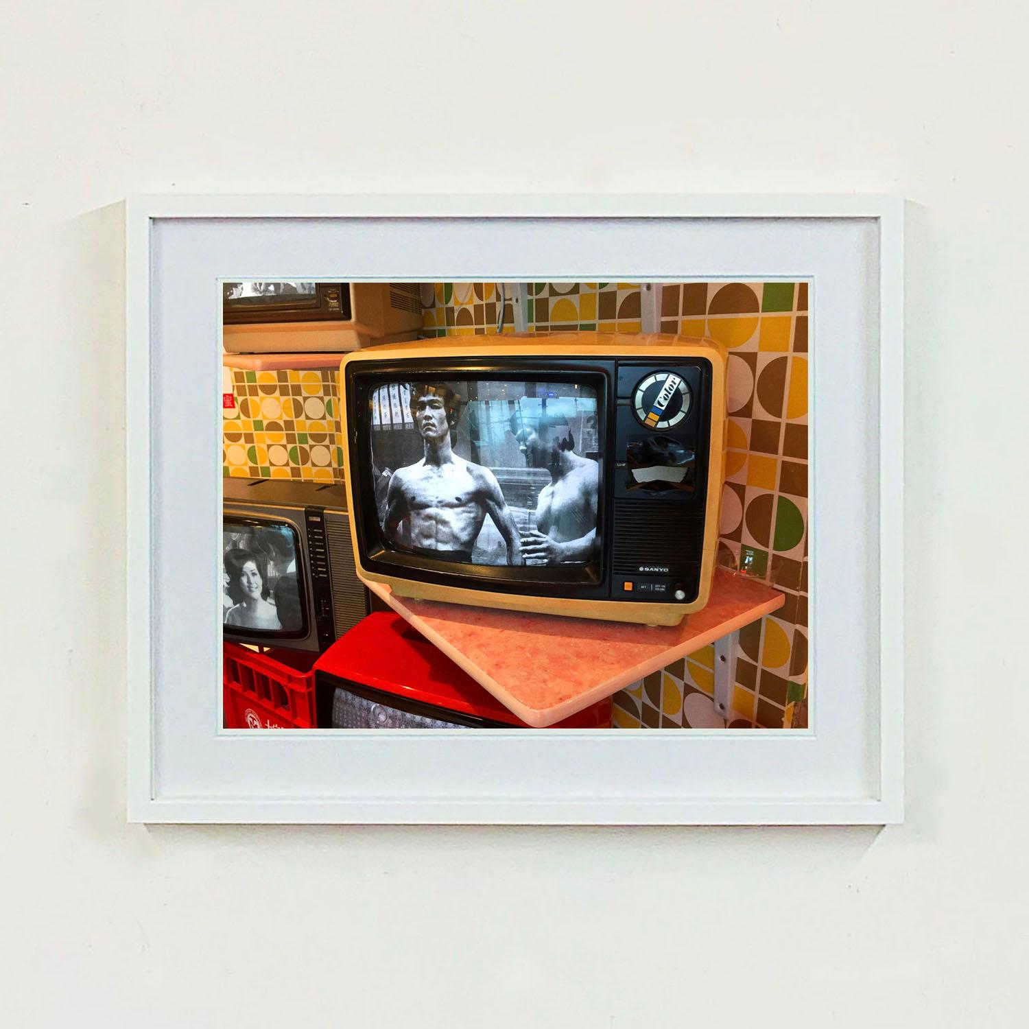 Bruce Lee TV, Hongkong - Zeitgenössisches Porträt Pop Art Farbfotografie (Pop-Art), Photograph, von Richard Heeps