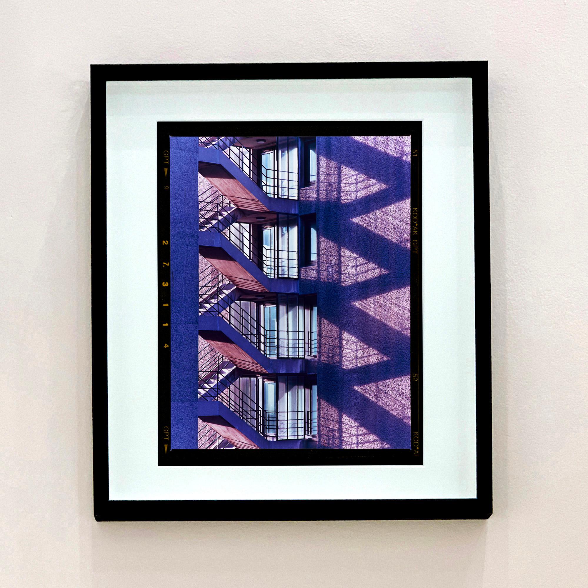 Brutalistische Symphony II Kodak-Filmrebate des Brutalismus – Kodak-Filmrebate – London Architecture Street Photography (Violett), Color Photograph, von Richard Heeps
