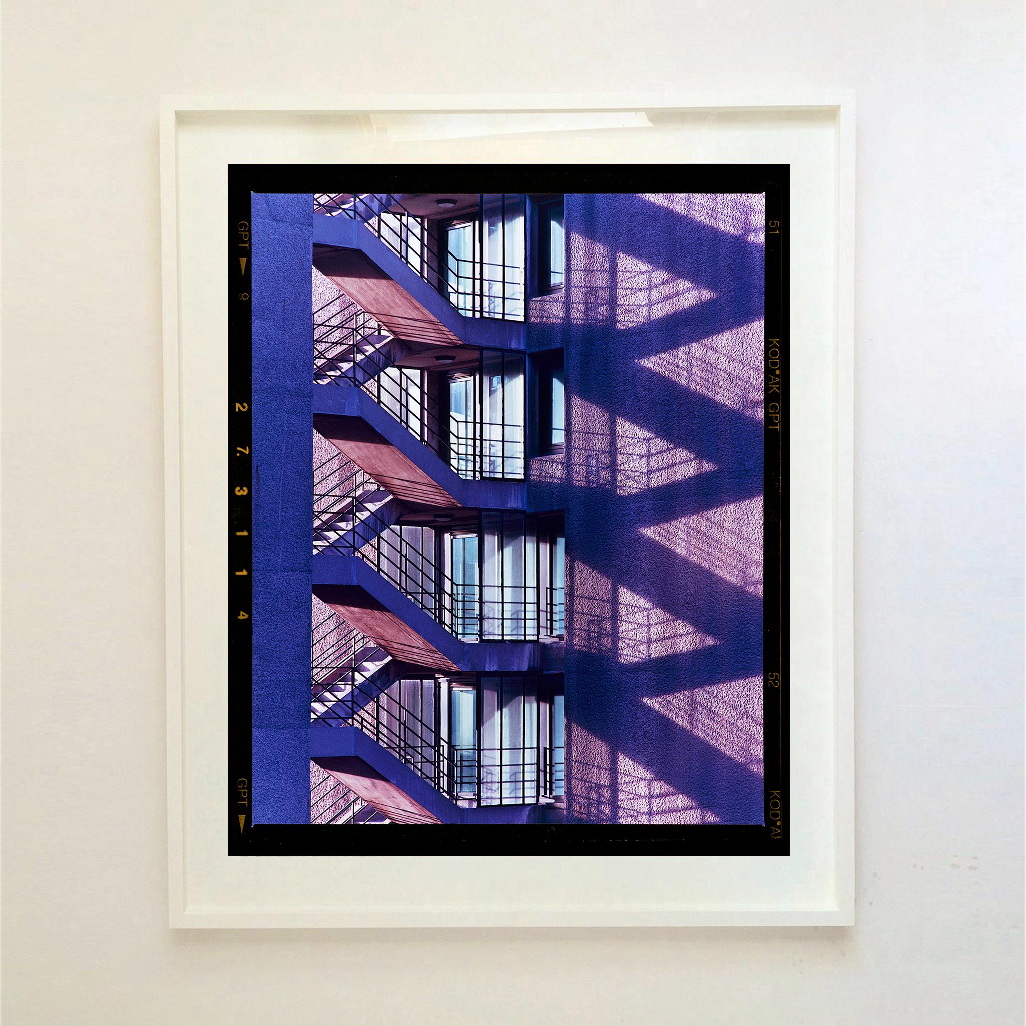 Brutalist Symphony II Kodak Film Rebate - Fotografía callejera de arquitectura de Londres - Print Contemporáneo de Richard Heeps