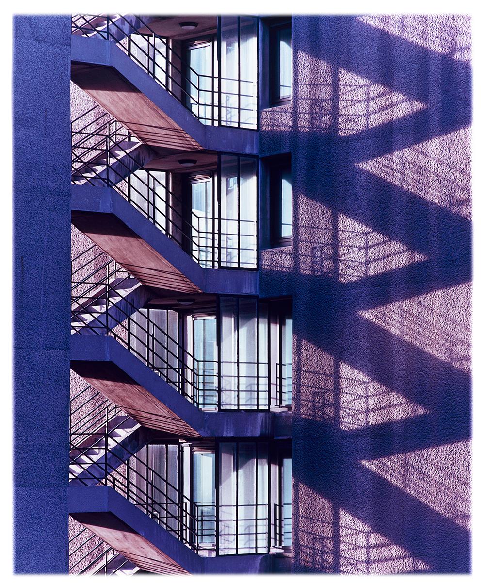 Richard Heeps Color Photograph – Brutalistische Symphony II, London – Konzeptuelle, architektonische, Farbfotografie