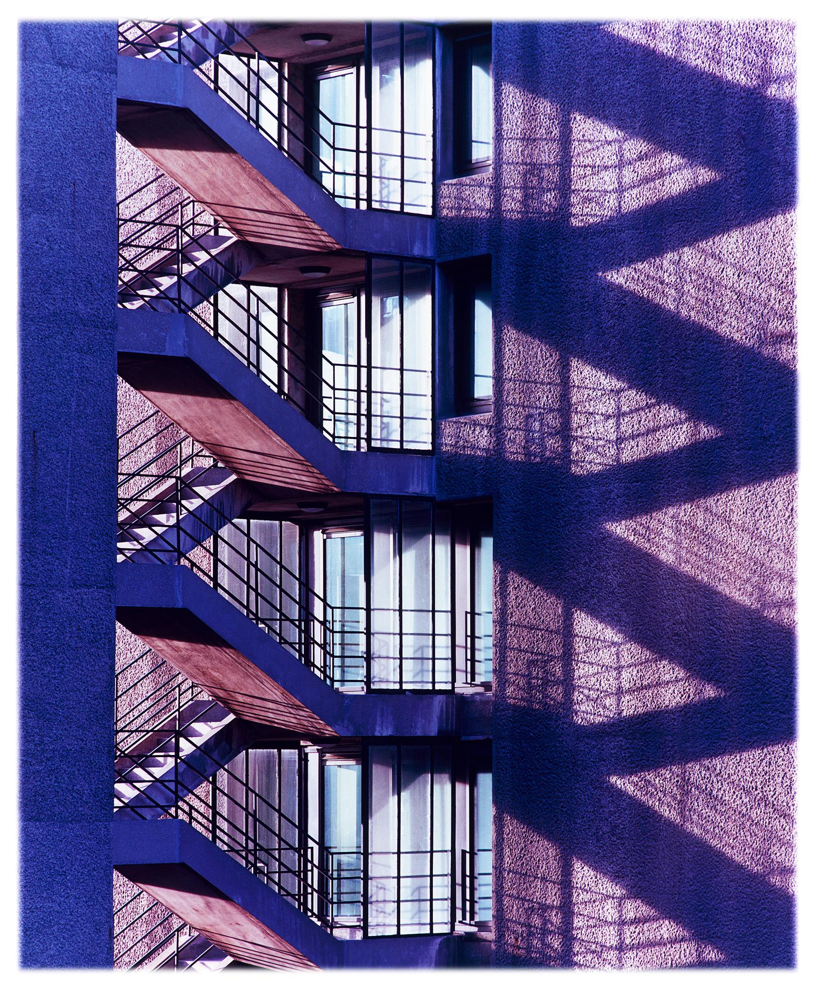Richard Heeps Color Photograph – Brutalistische Symphony II, London – Konzeptuelle, architektonische, Farbfotografie