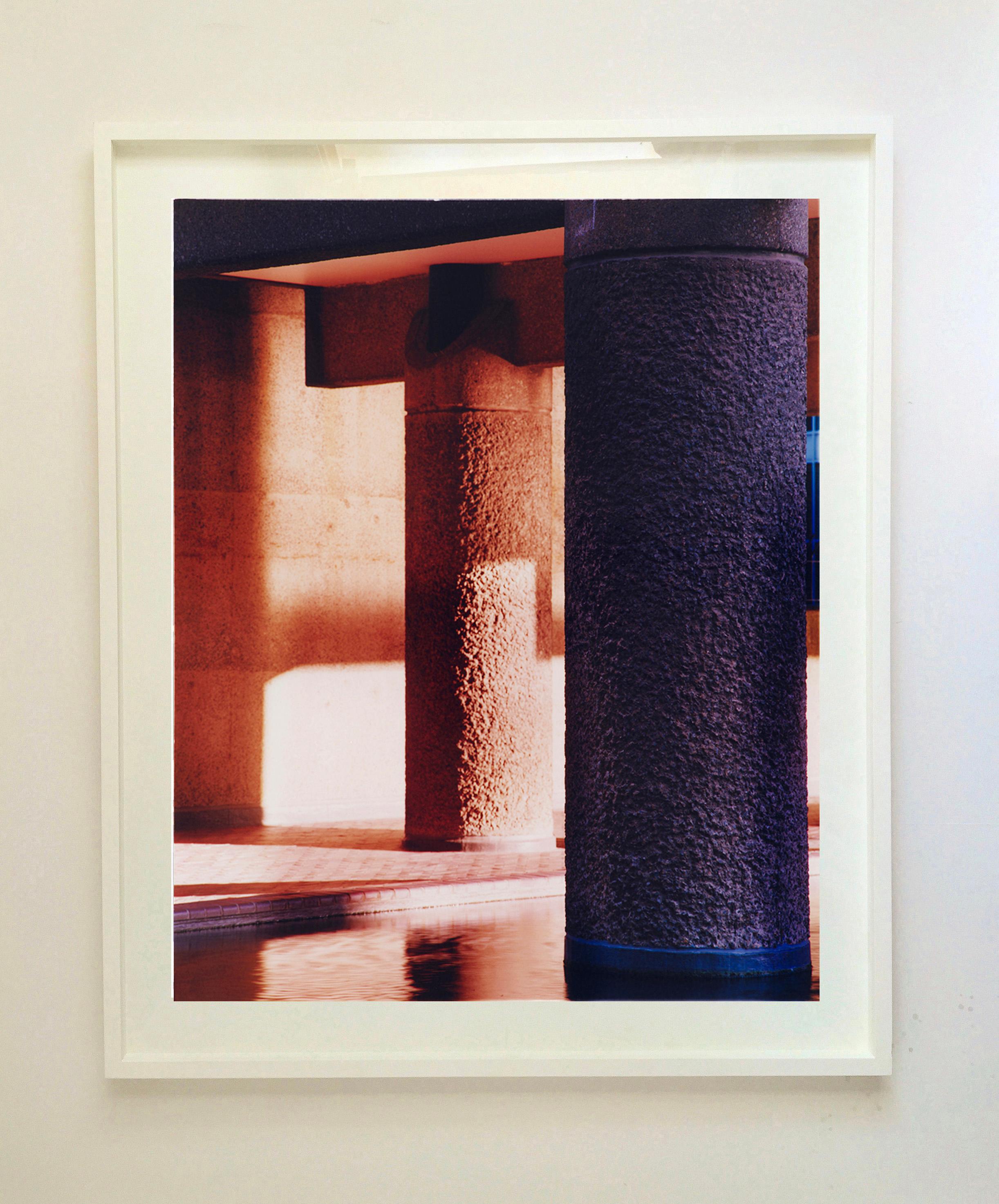 Brutalistische Symphony des Brutalismus, London - Konzeptionelle, architektonische, Farbfotografie – Photograph von Richard Heeps