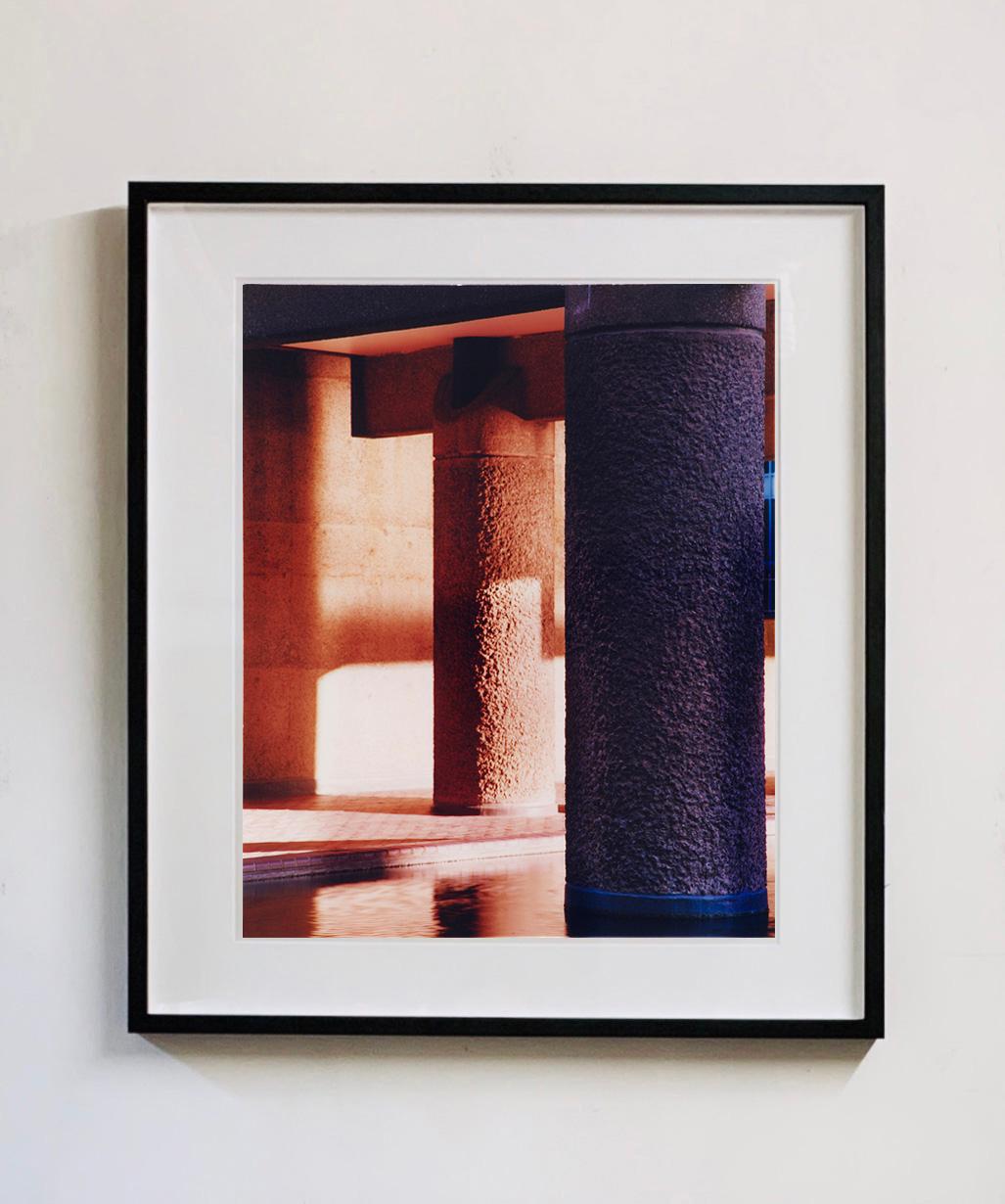 Symphonie brutaliste, Londres - Photographie conceptuelle, architecturale et en couleur - Noir Print par Richard Heeps