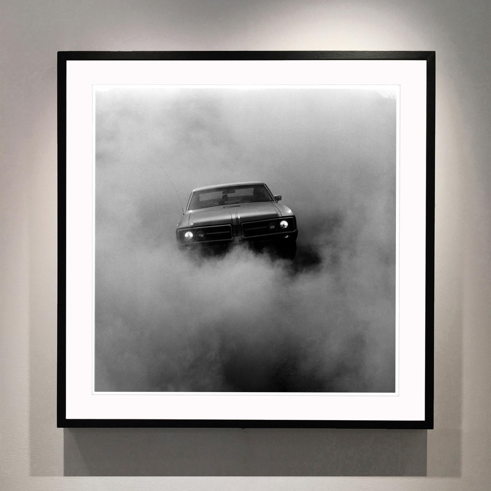 Buick in the Dust, Hemsby – Schwarzweiße quadratische Autofotografie – Photograph von Richard Heeps