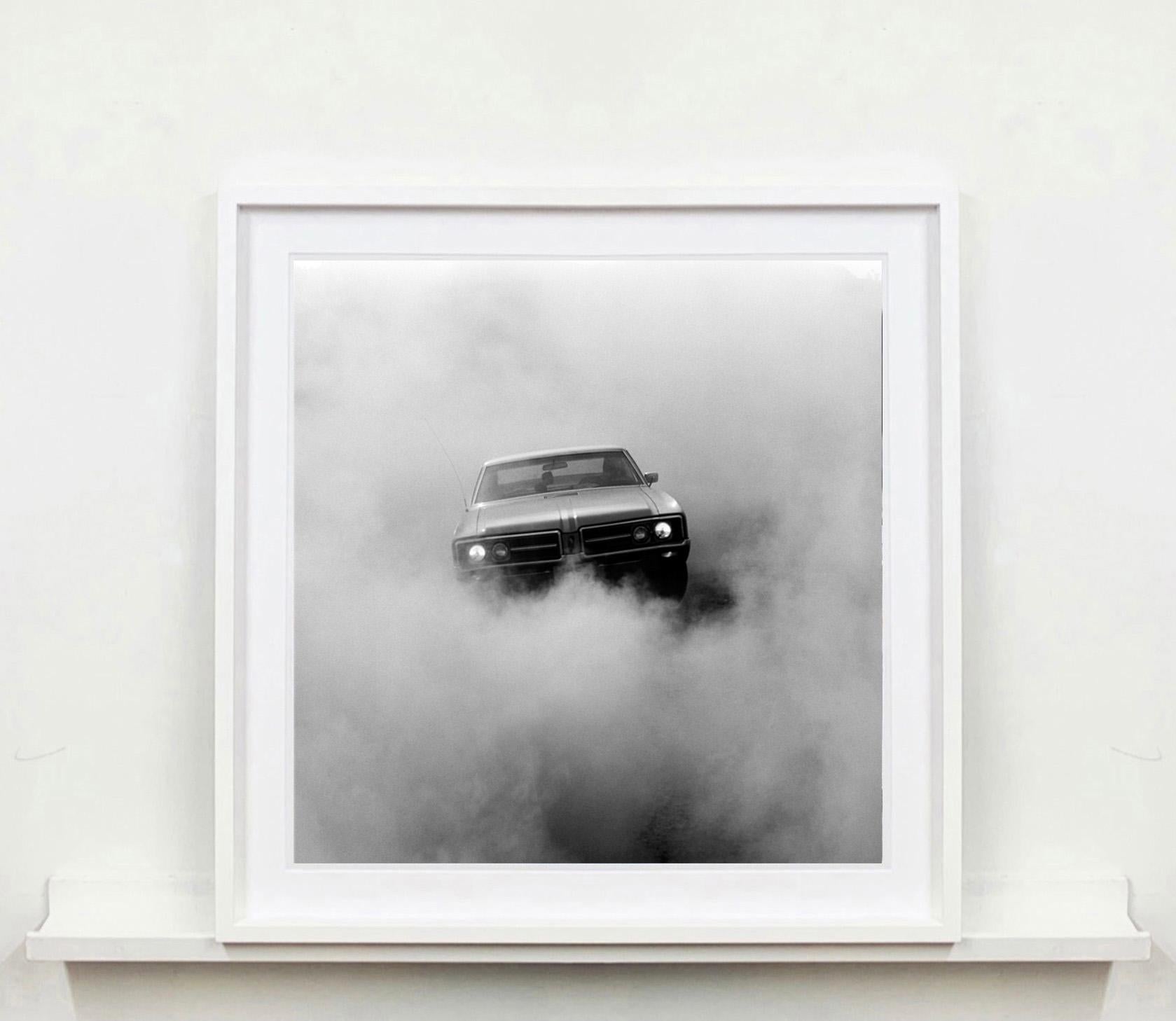 Buick in the Dust, Hemsby – Schwarzweiße quadratische Autofotografie (Zeitgenössisch), Photograph, von Richard Heeps