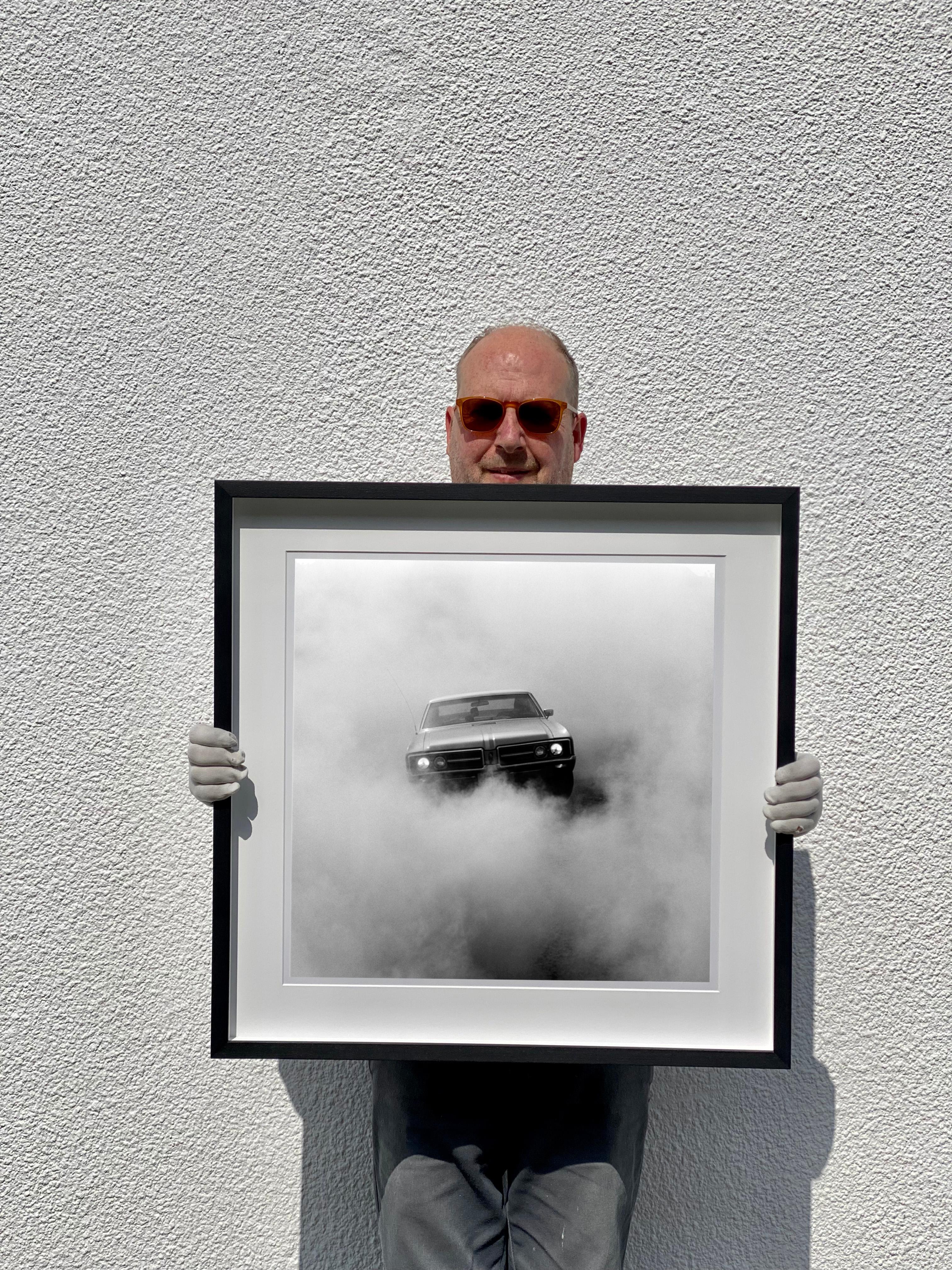 Buick in the Dust, Hemsby – Schwarzweiße quadratische Autofotografie (Grau), Still-Life Photograph, von Richard Heeps