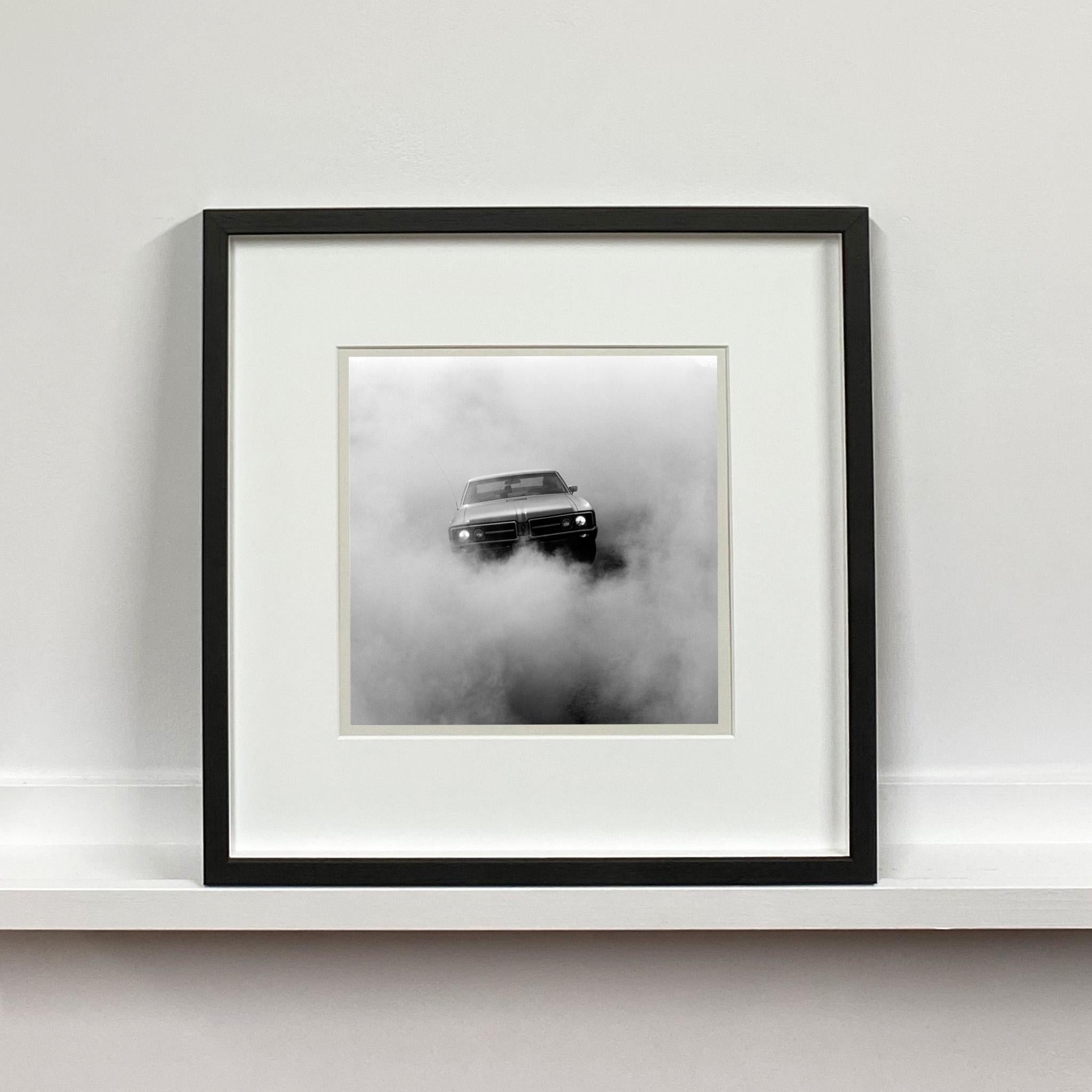 Buick in the Dust, Hemsby – Schwarzweiße quadratische Autofotografie im Angebot 1