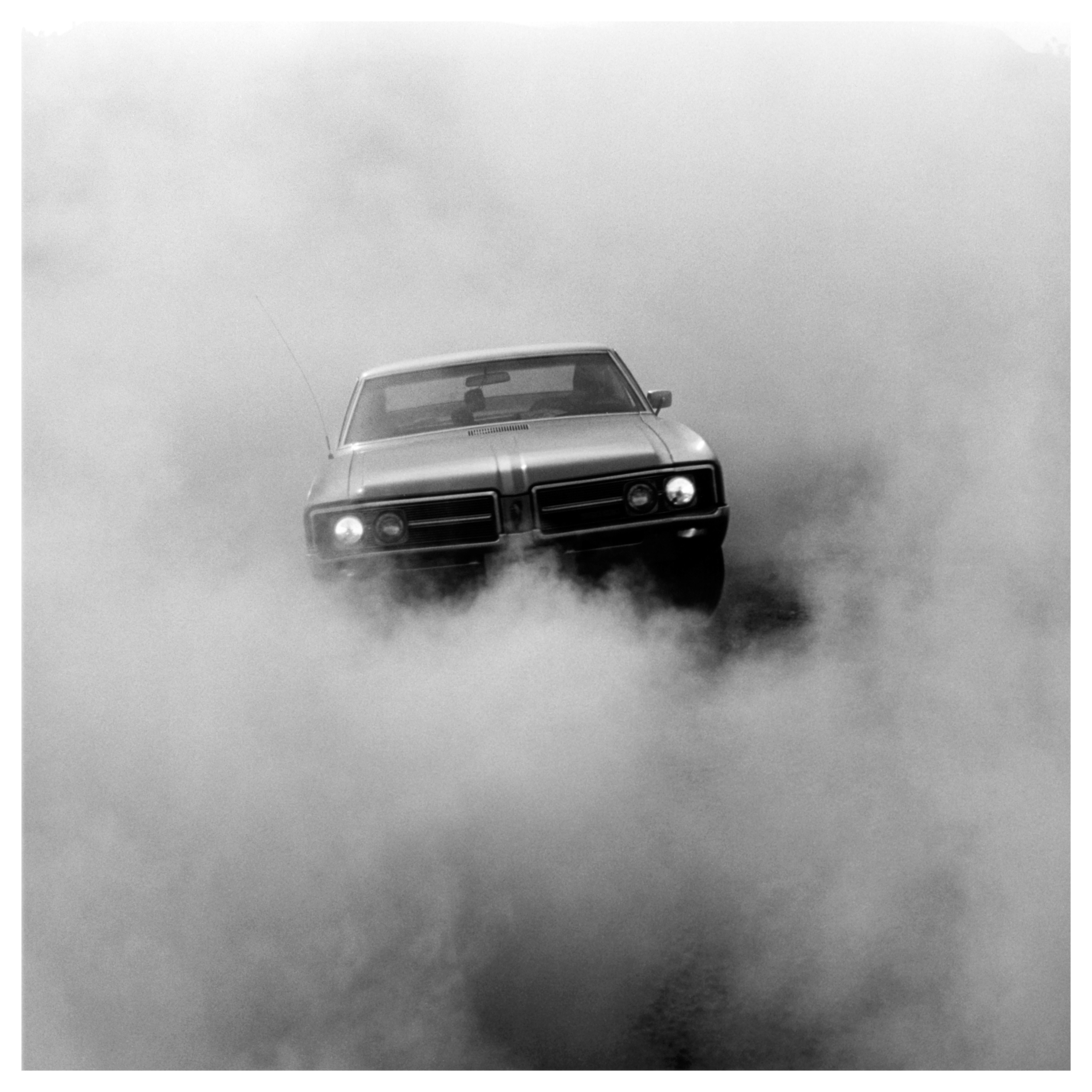 Buick in the Dust, Hemsby – Schwarzweiße quadratische Autofotografie