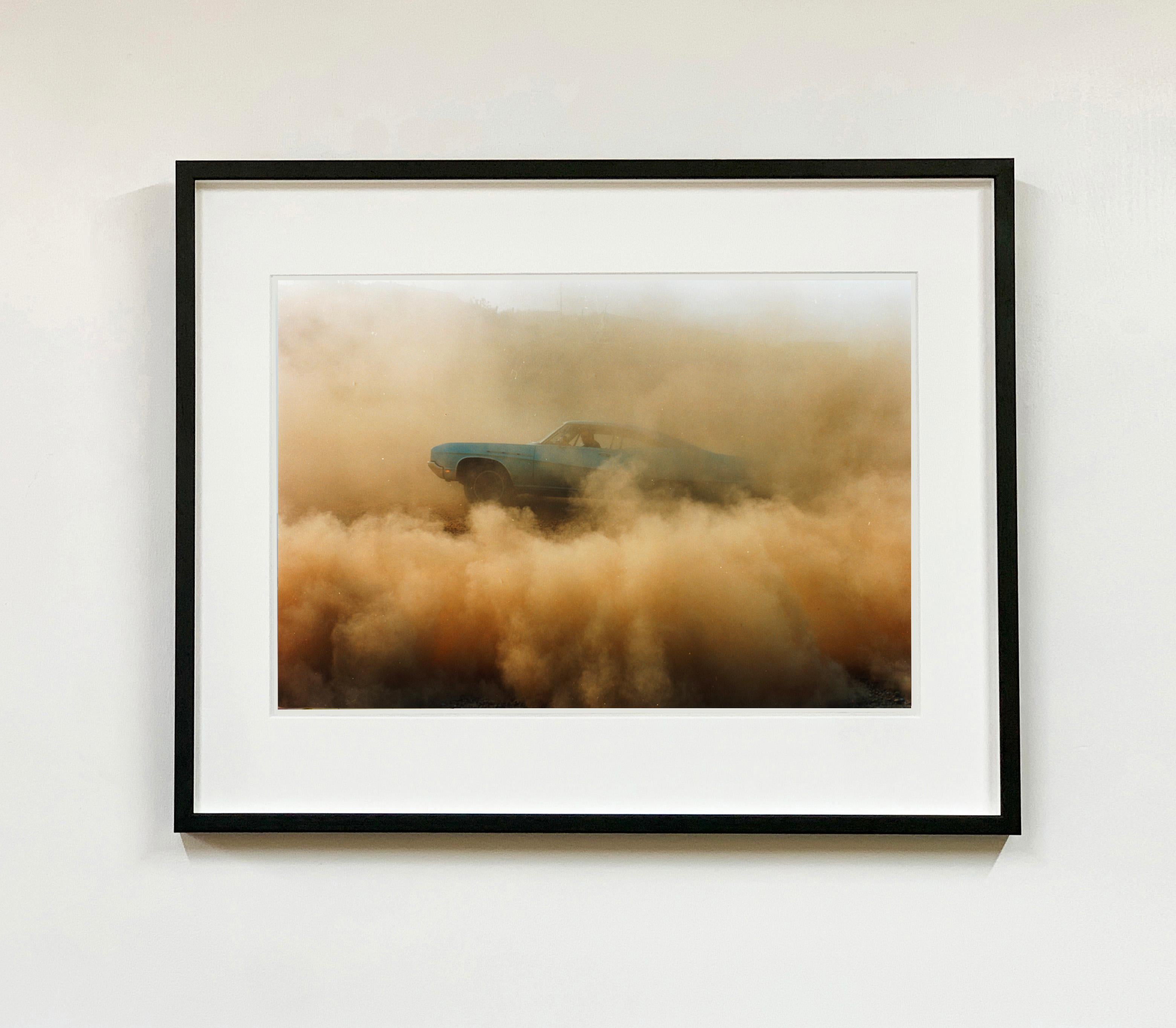 Buick in the Dust I, Hemsby, Norfolk – Farbfotografie eines Autos – Print von Richard Heeps