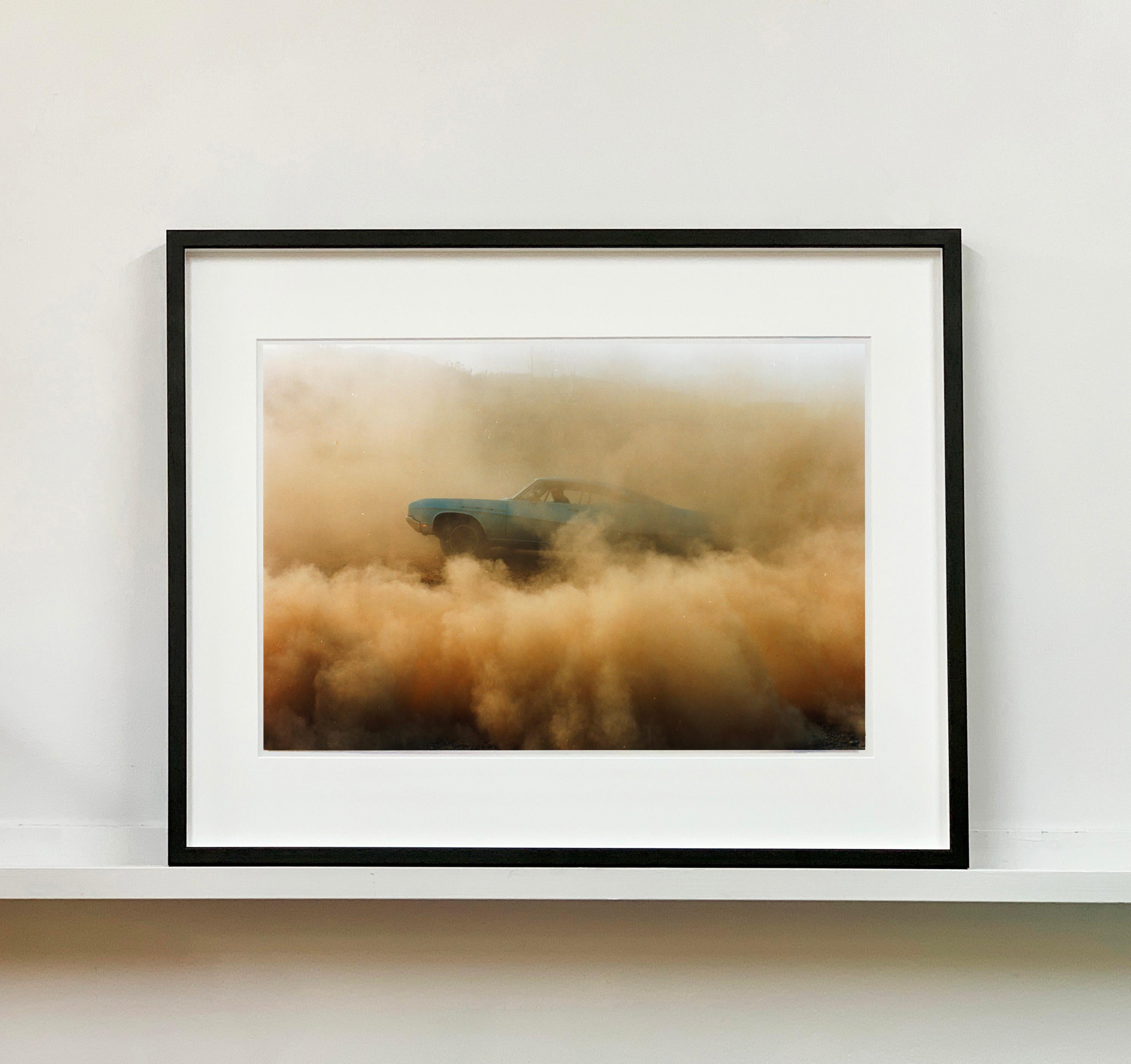 Buick in the Dust I, Hemsby, Norfolk – Farbfotografie eines Autos im Angebot 3