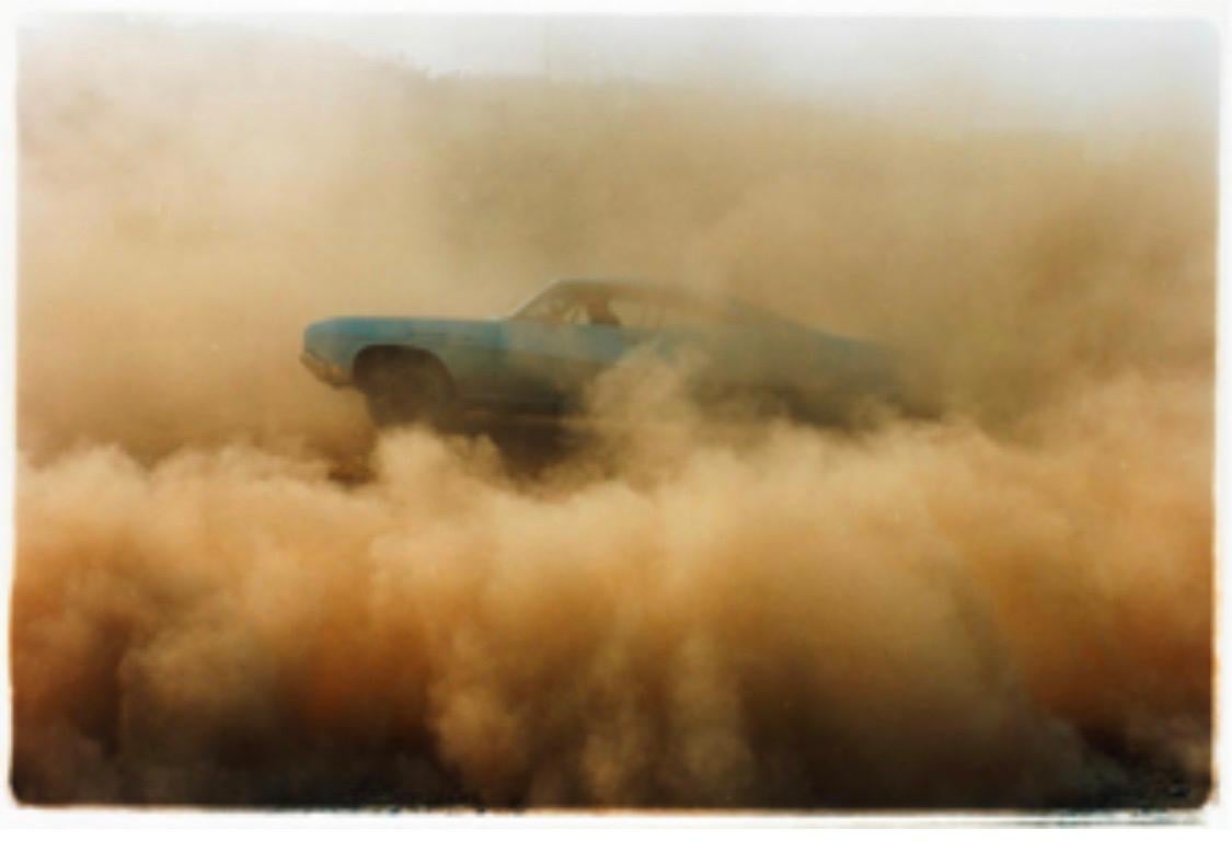 Richard Heeps Print – Buick in the Dust I, Hemsby, Norfolk – Farbfotografie eines Autos