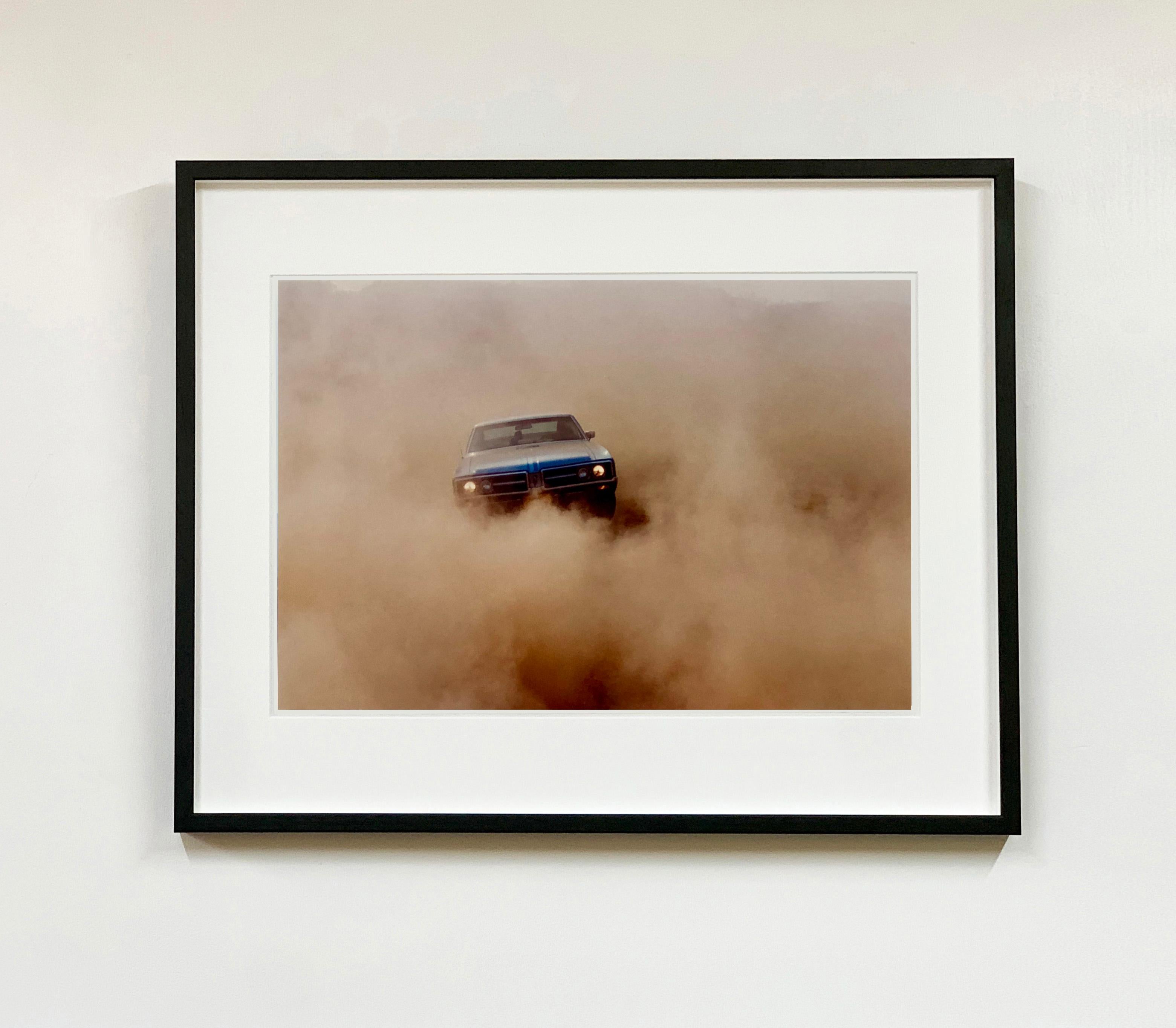 Buick in the Dust II, Hemsby, Norfolk – Farbfotografie eines Autos – Print von Richard Heeps