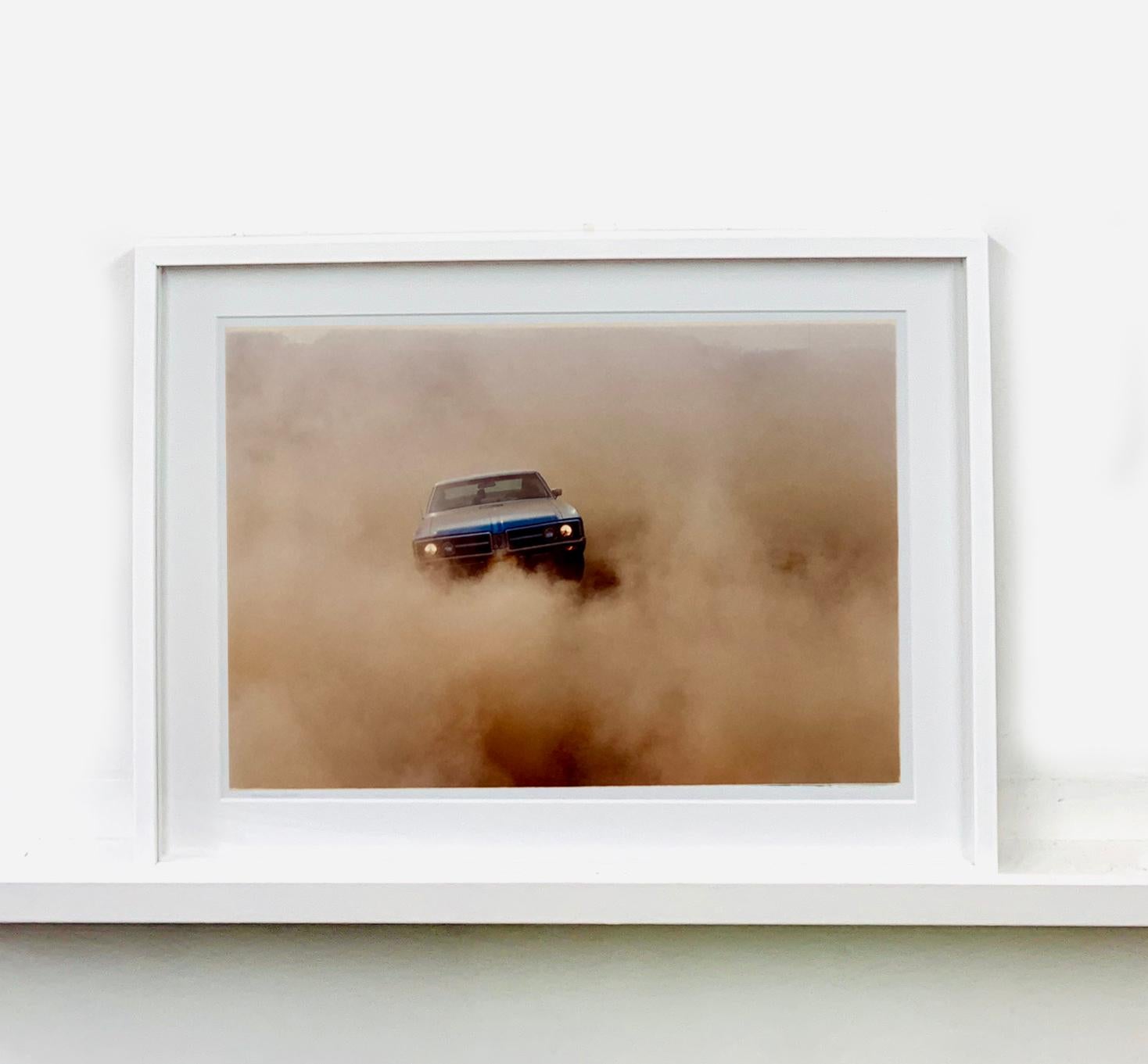 Buick in the Dust II, Hemsby, Norfolk – Farbfotografie eines Autos – Print von Richard Heeps