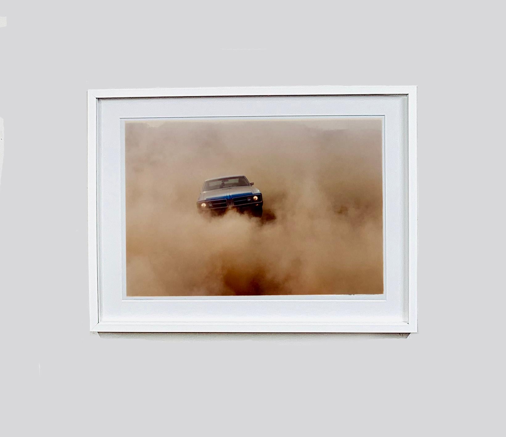 Buick in the Dust II, Hemsby, Norfolk – Farbfotografie eines Autos (Zeitgenössisch), Print, von Richard Heeps