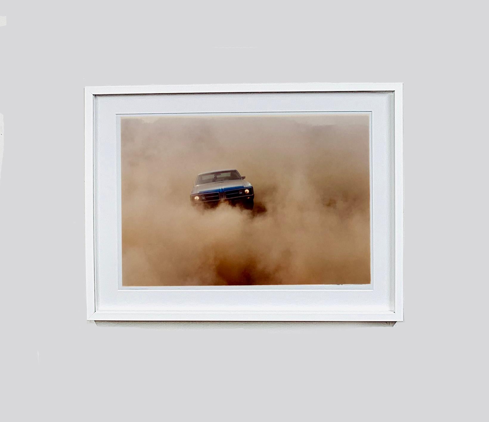 Buick in the Dust II, Hemsby, Norfolk - Photographie en couleur d'une voiture - Contemporain Print par Richard Heeps