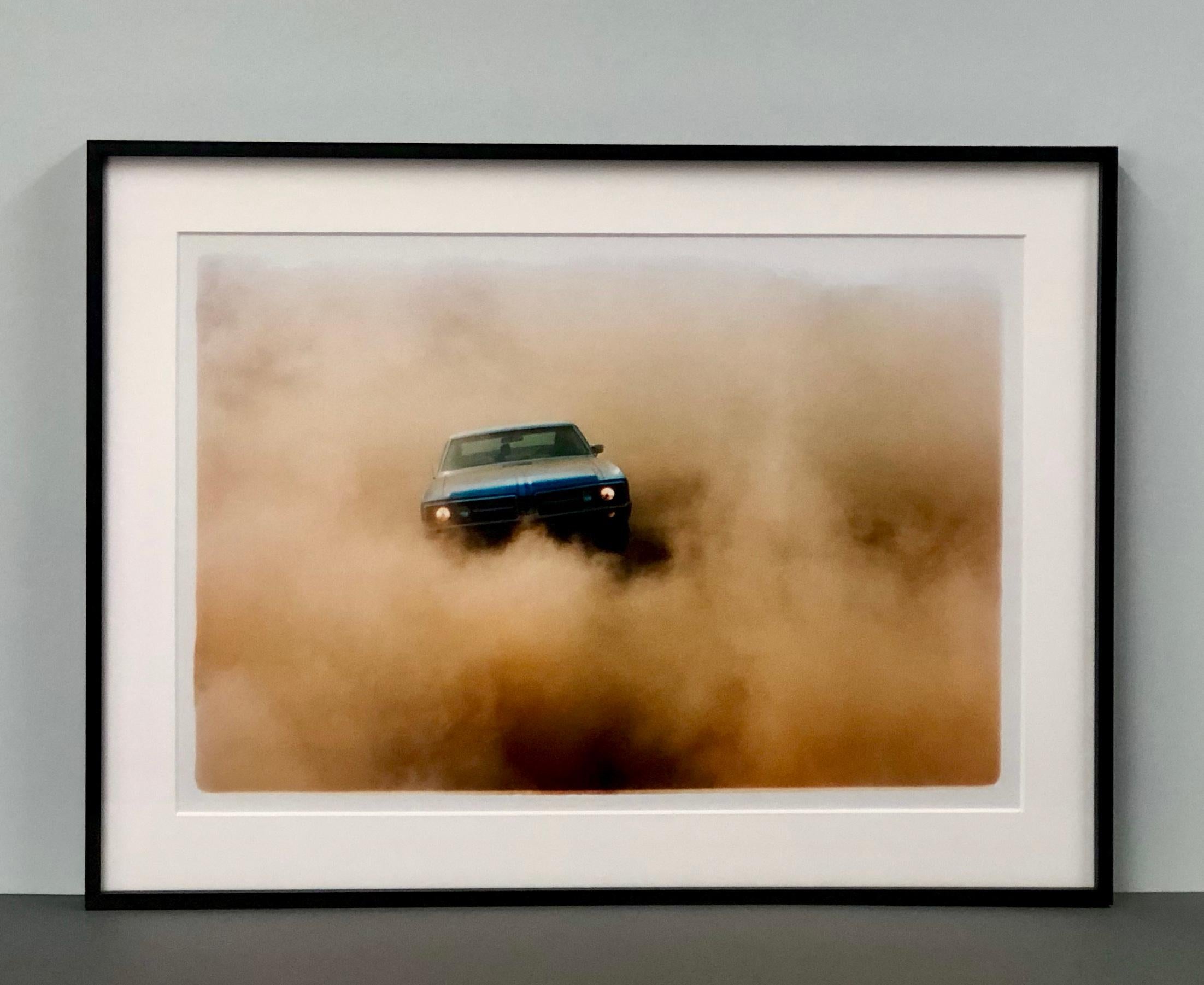 Buick in the Dust II, Hemsby, Norfolk – Farbfotografie eines Autos (Zeitgenössisch), Print, von Richard Heeps