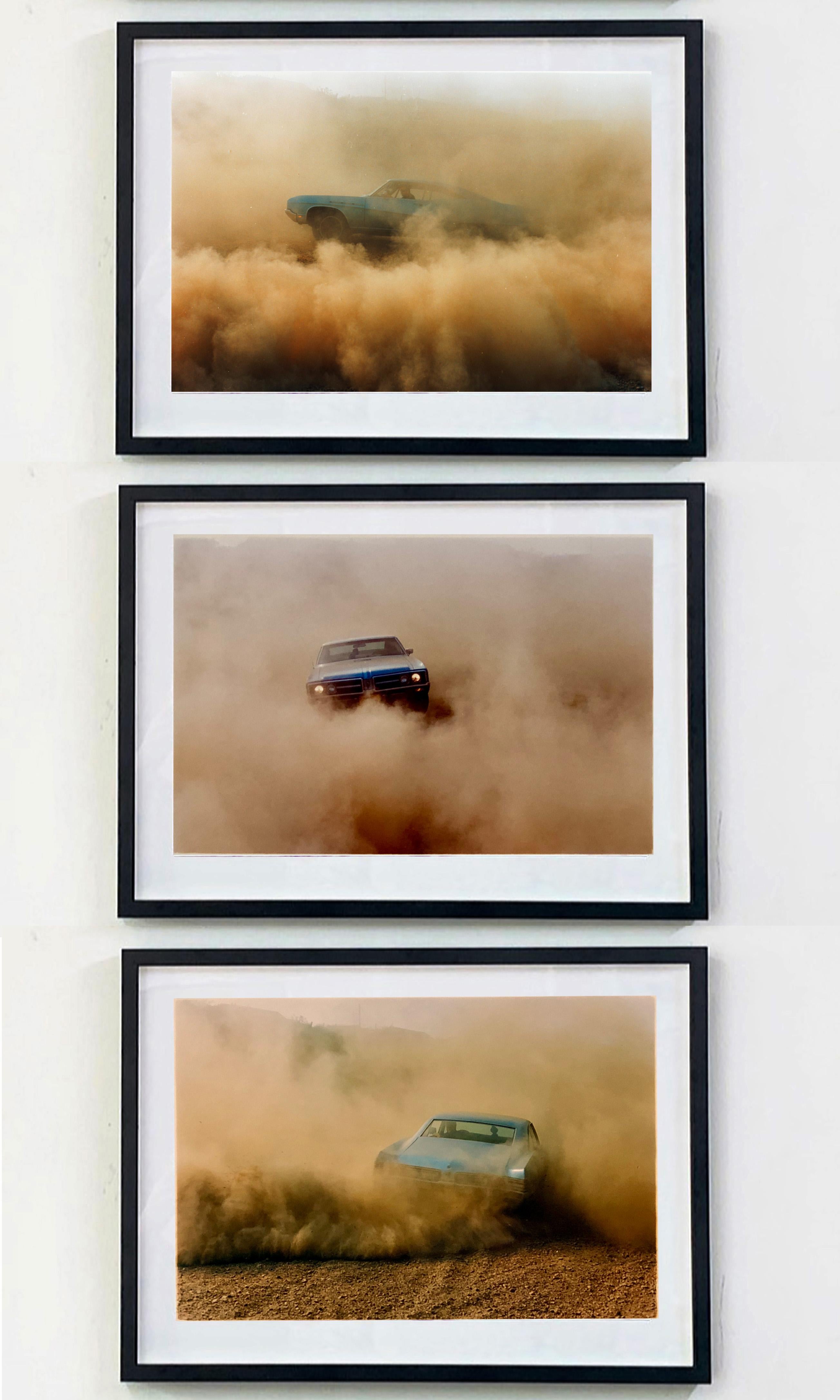 Buick in the Dust II, Hemsby, Norfolk – Farbfotografie eines Autos (Braun), Print, von Richard Heeps