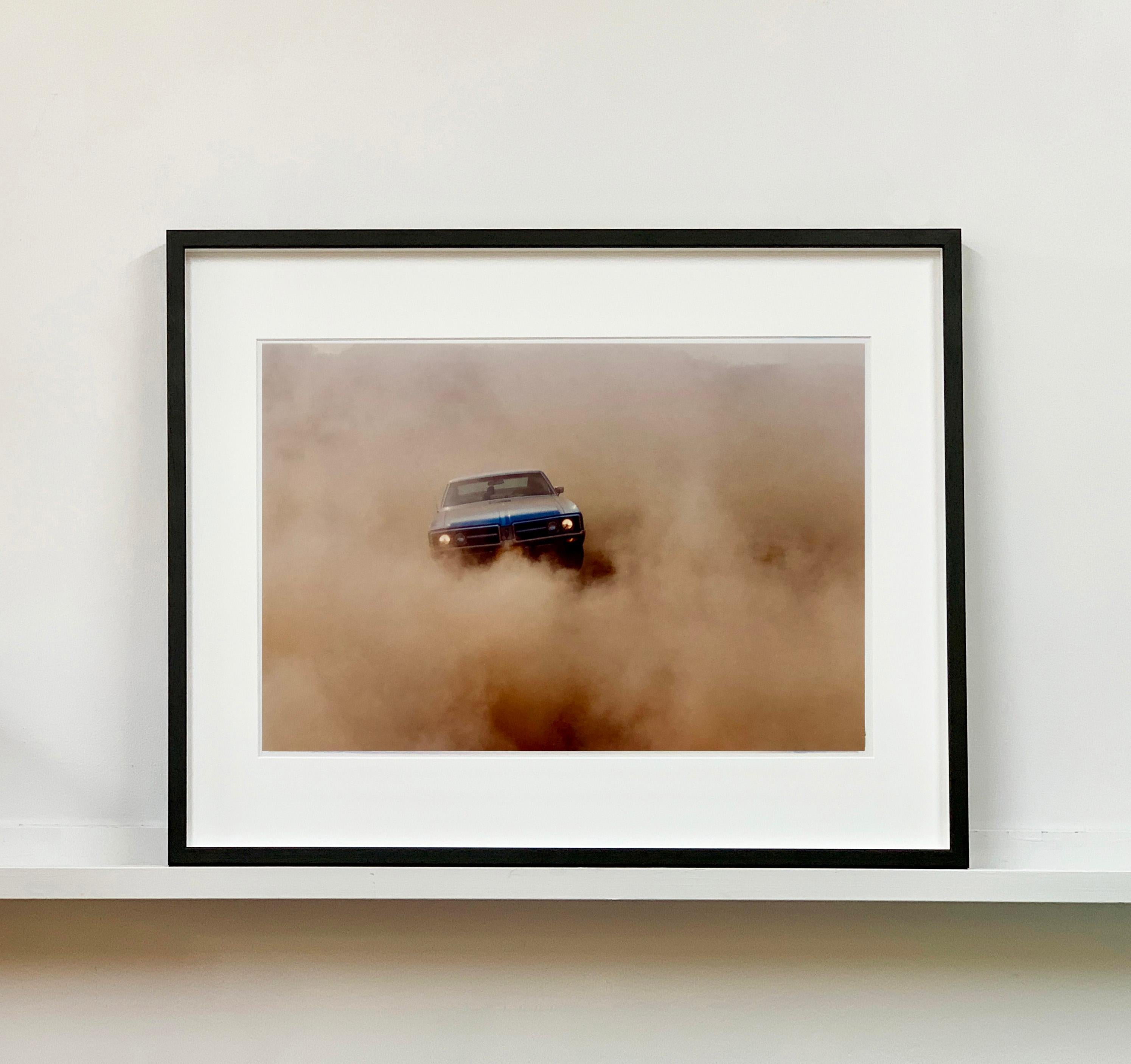 Buick in the Dust II, Hemsby, Norfolk – Farbfotografie eines Autos im Angebot 2