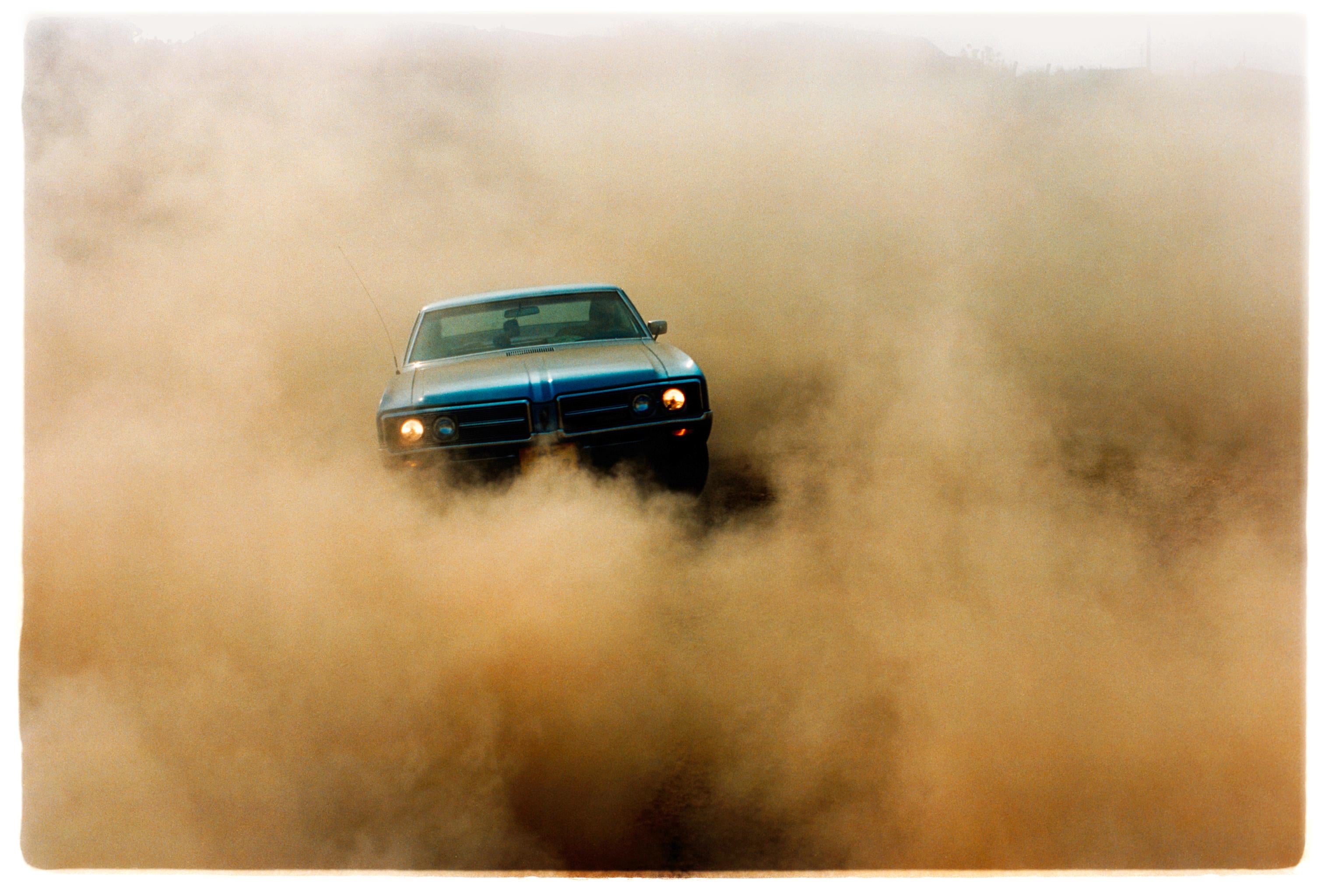 Richard Heeps Print – Buick in the Dust II, Hemsby, Norfolk – Farbfotografie eines Autos