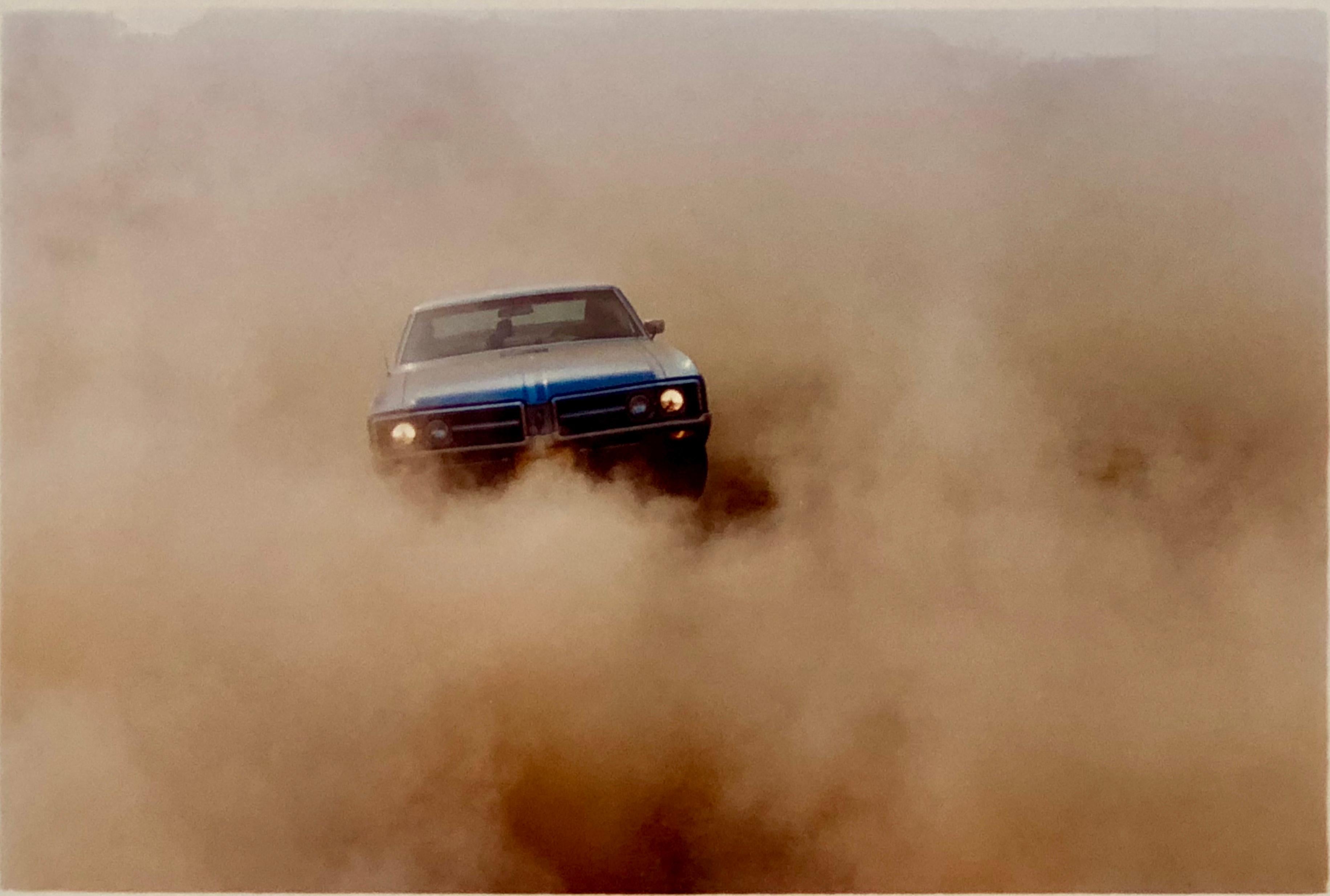 Print Richard Heeps - Buick in the Dust II, Hemsby, Norfolk - Photographie en couleur d'une voiture