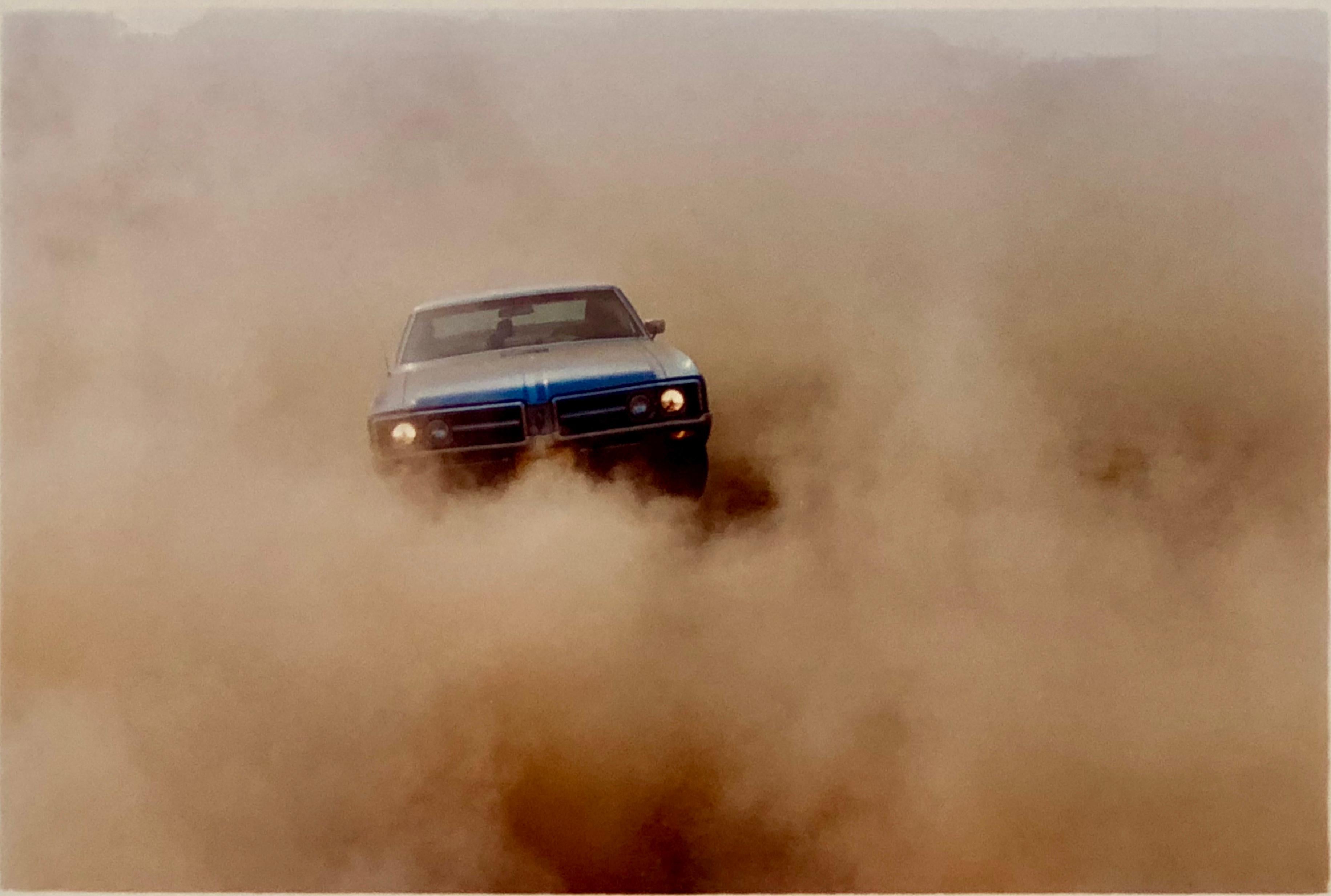 Richard Heeps Print – Buick in the Dust II, Hemsby, Norfolk – Farbfotografie eines Autos