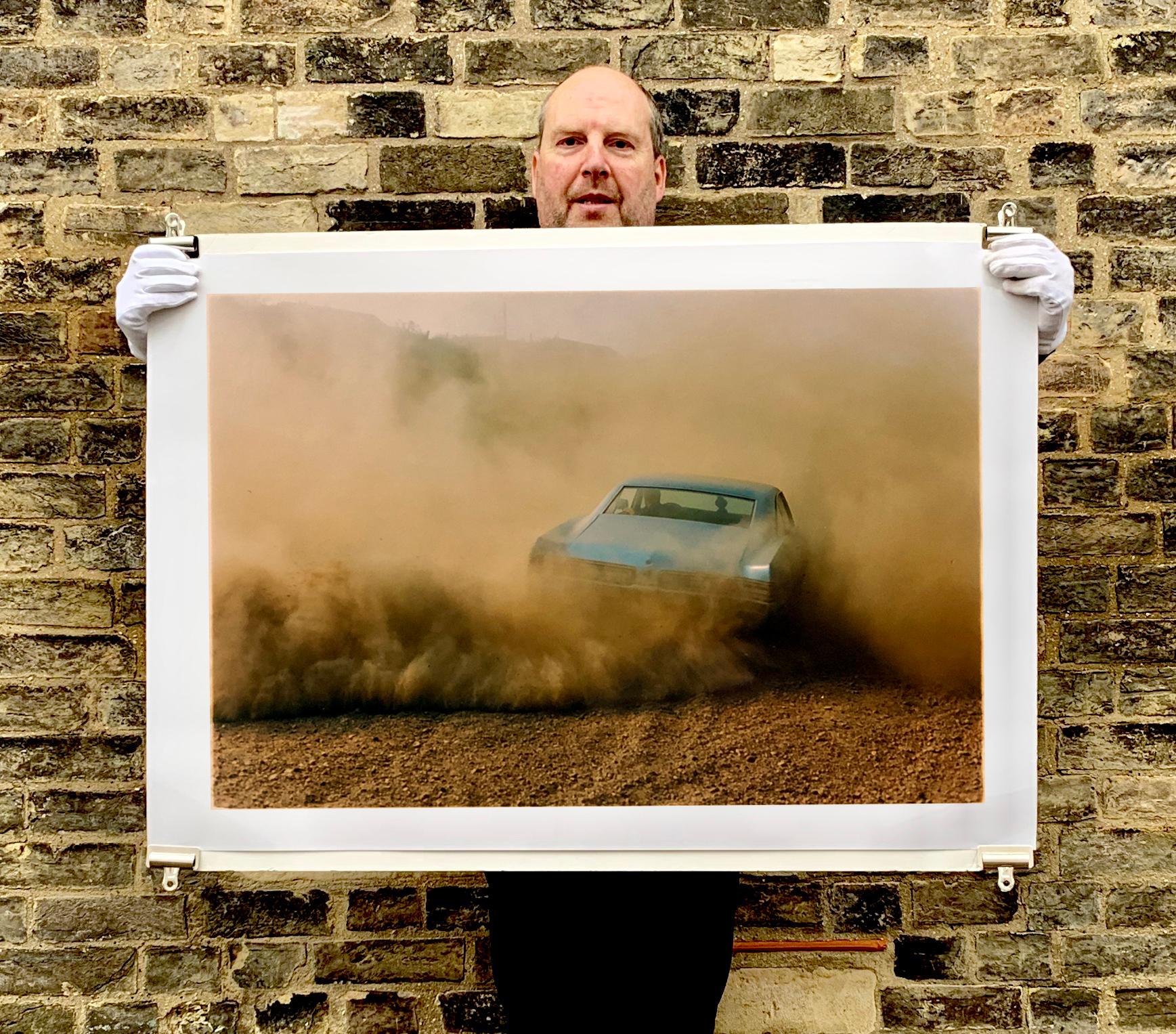 Buick in the Dust III, Hemsby, Norfolk – Auto, Farbfotografie (Zeitgenössisch), Print, von Richard Heeps