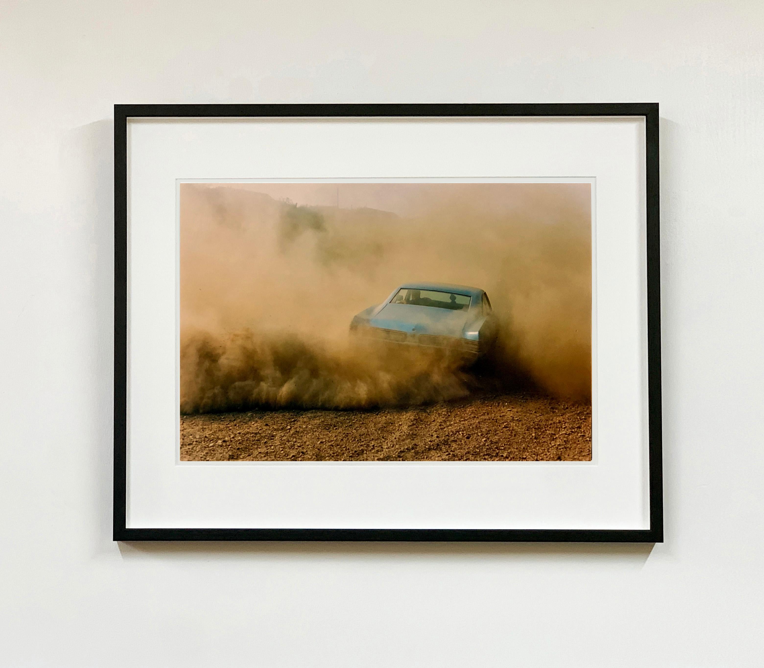 Buick in the Dust III, Hemsby, Norfolk – Farbfotografie eines Autos – Photograph von Richard Heeps