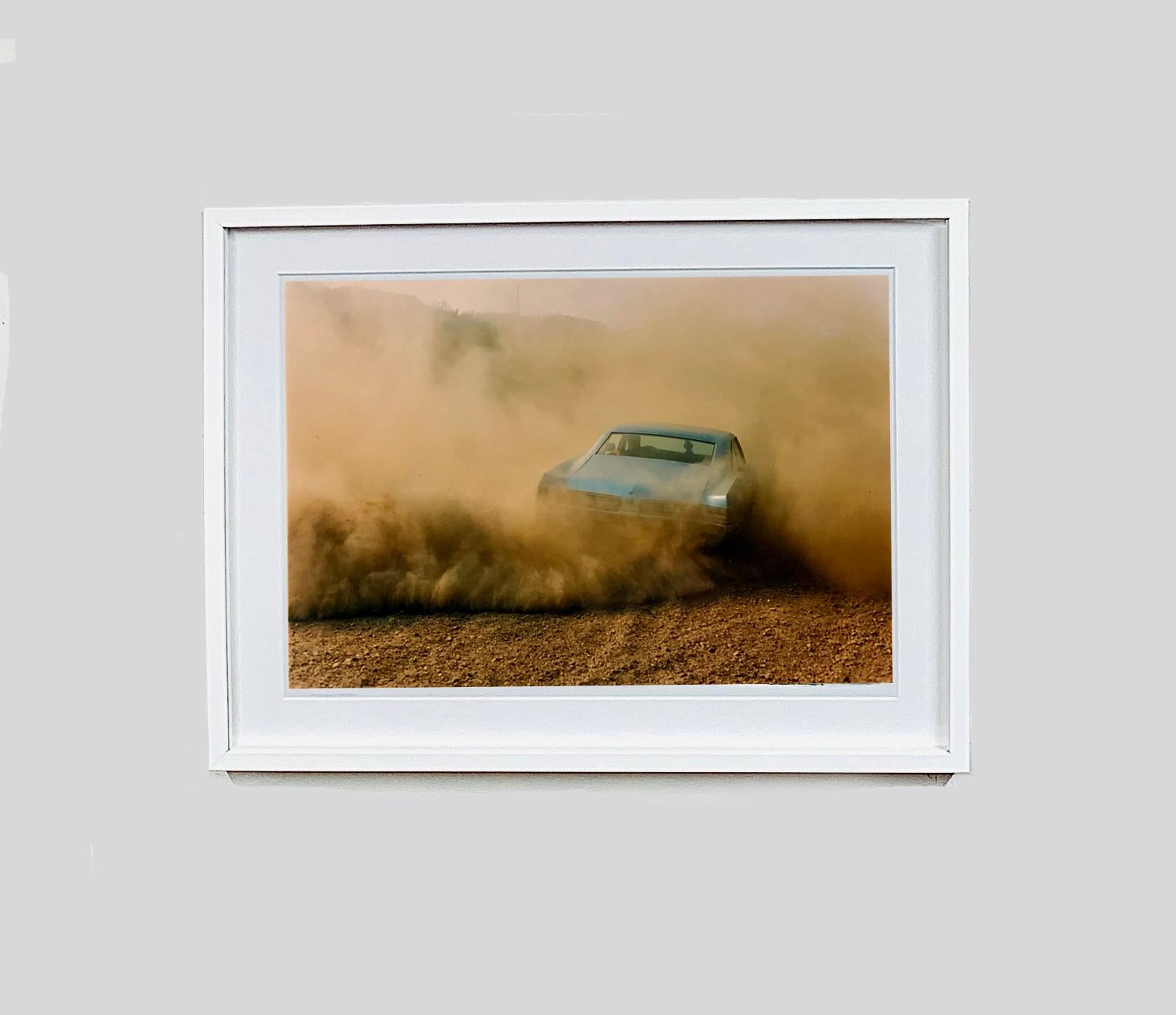 Buick in the Dust III, Hemsby, Norfolk – Farbfotografie eines Autos (Zeitgenössisch), Photograph, von Richard Heeps