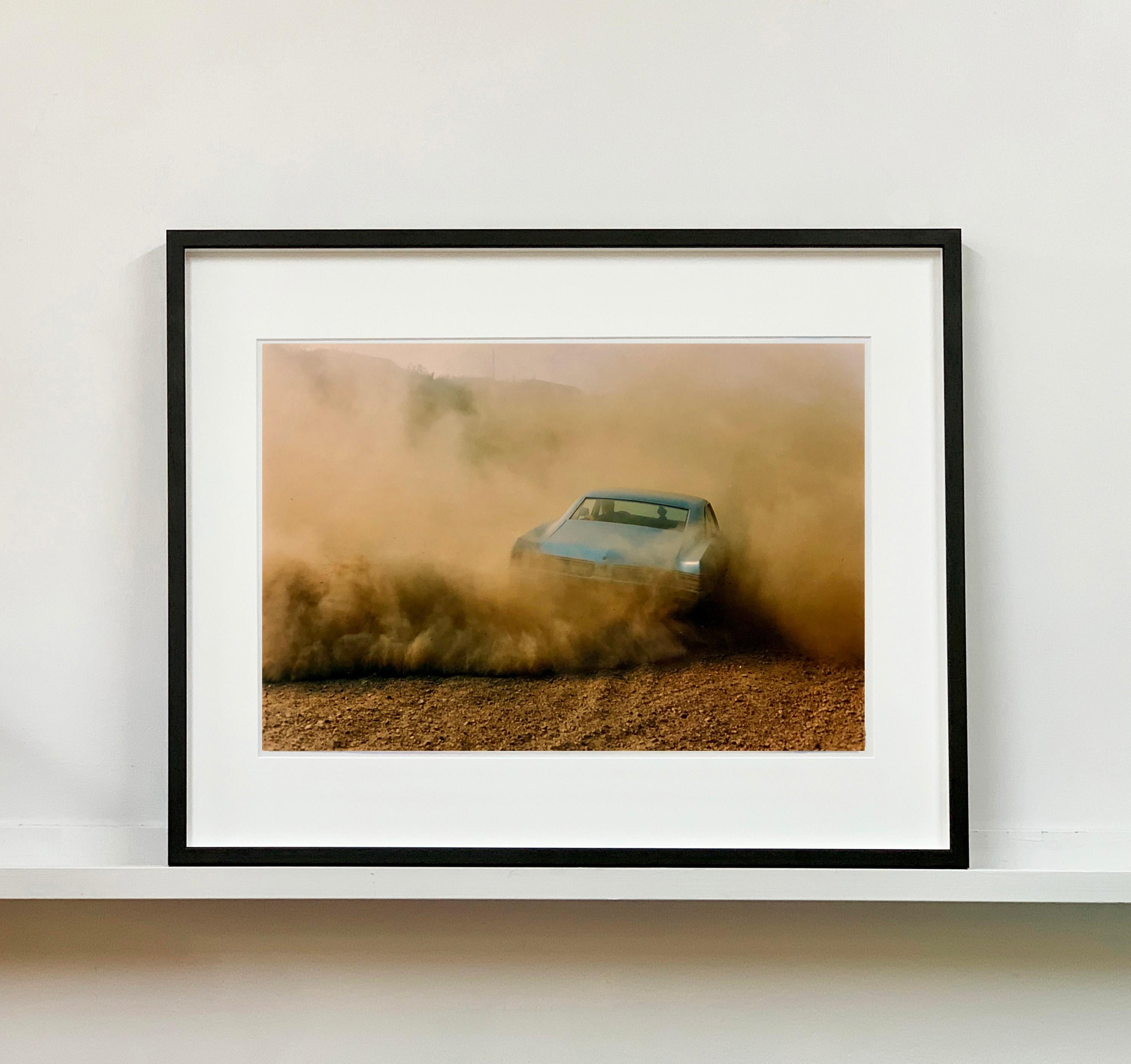 Buick in the Dust III, Hemsby, Norfolk – Farbfotografie eines Autos im Angebot 1