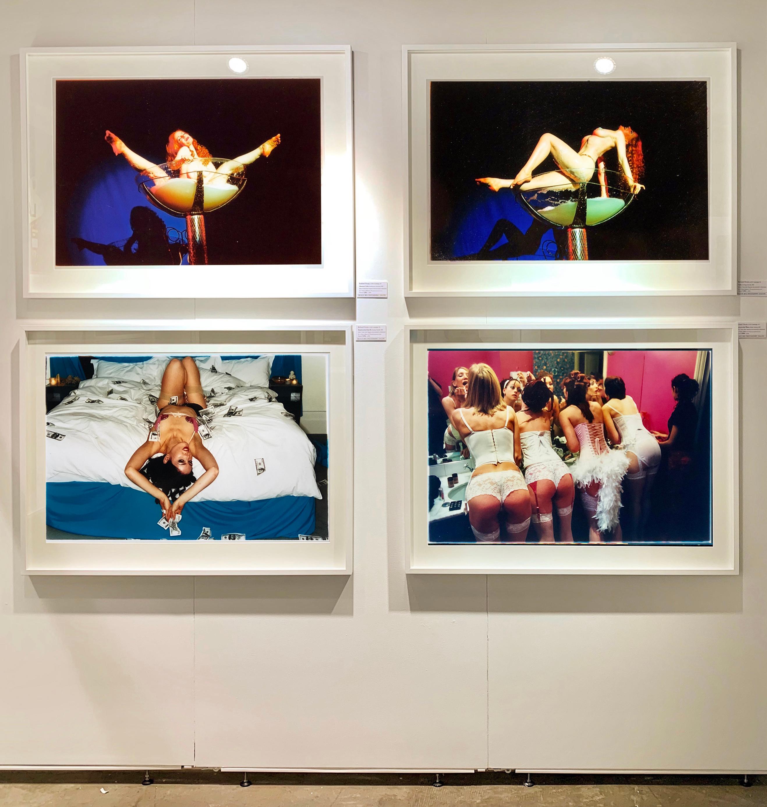Série Burlesque, Belles of Shoreditch, The Whoopee Club, Londres - Contemporain Photograph par Richard Heeps