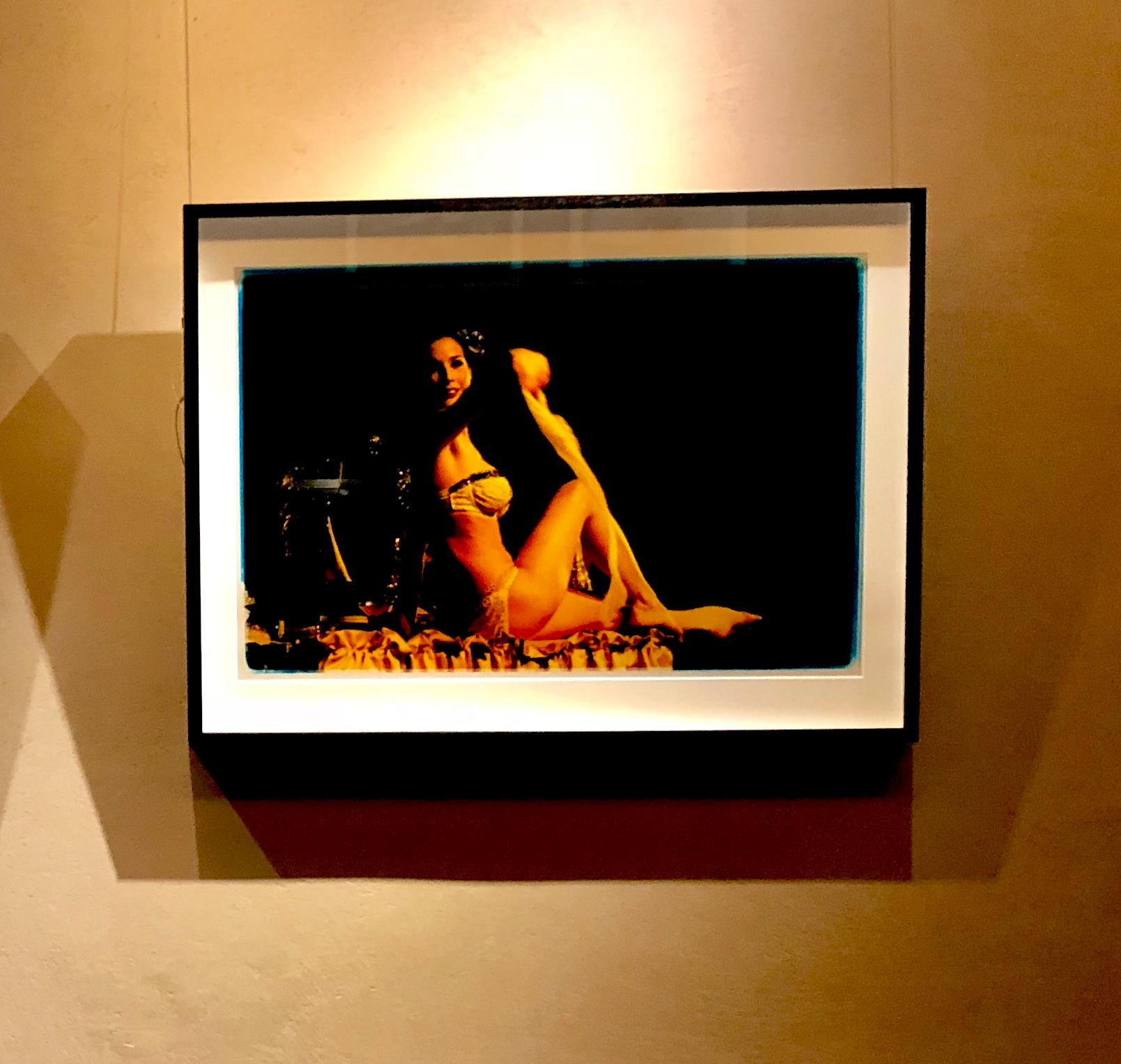 Série Burlesque, Boudoir II, Tease-O-Rama, Hollywood, Los Angeles - Photo couleur - Noir Color Photograph par Richard Heeps