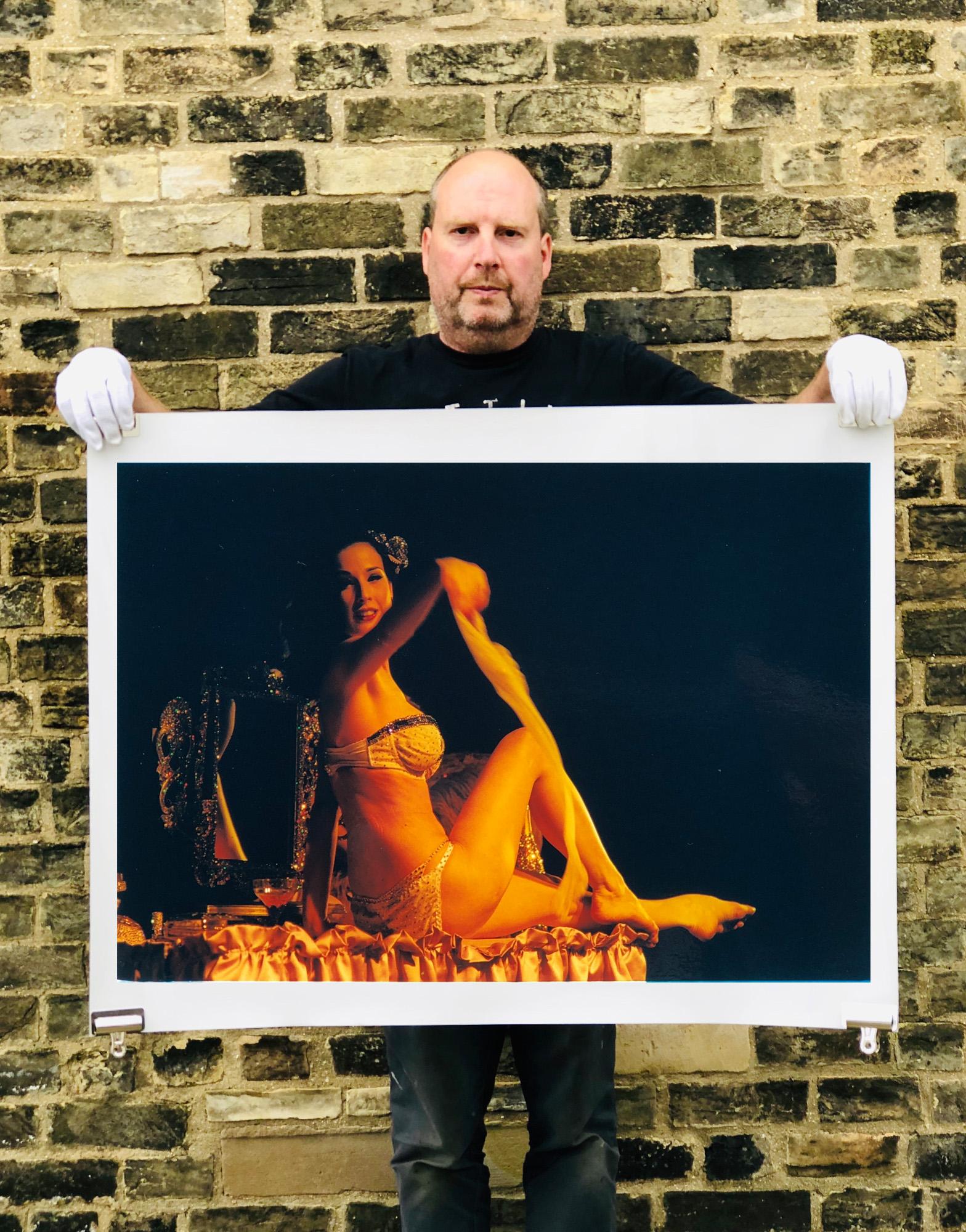 Série Burlesque, Boudoir II, Tease-O-Rama, Hollywood, Los Angeles - Photo couleur - Noir Color Photograph par Richard Heeps