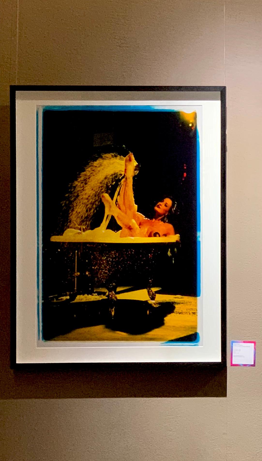 Série Burlesque, Boudoir III, Théière-O-Rama, Hollywood, Los Angeles  - Noir Color Photograph par Richard Heeps
