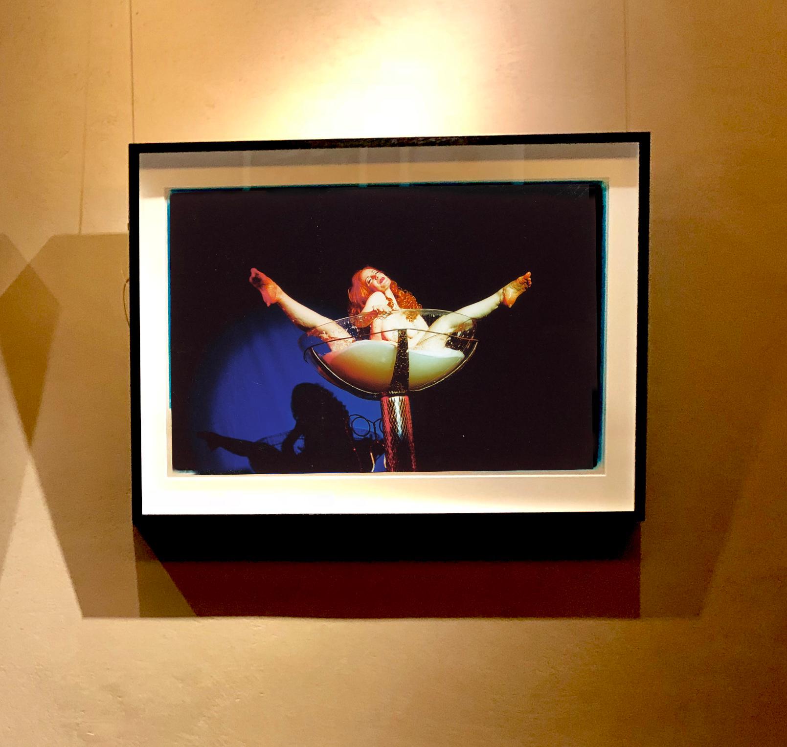 Burlesque-Serie, Catherine D'Lish in Champagner Coupe I, Tease-O-Rama, Hollywood – Photograph von Richard Heeps