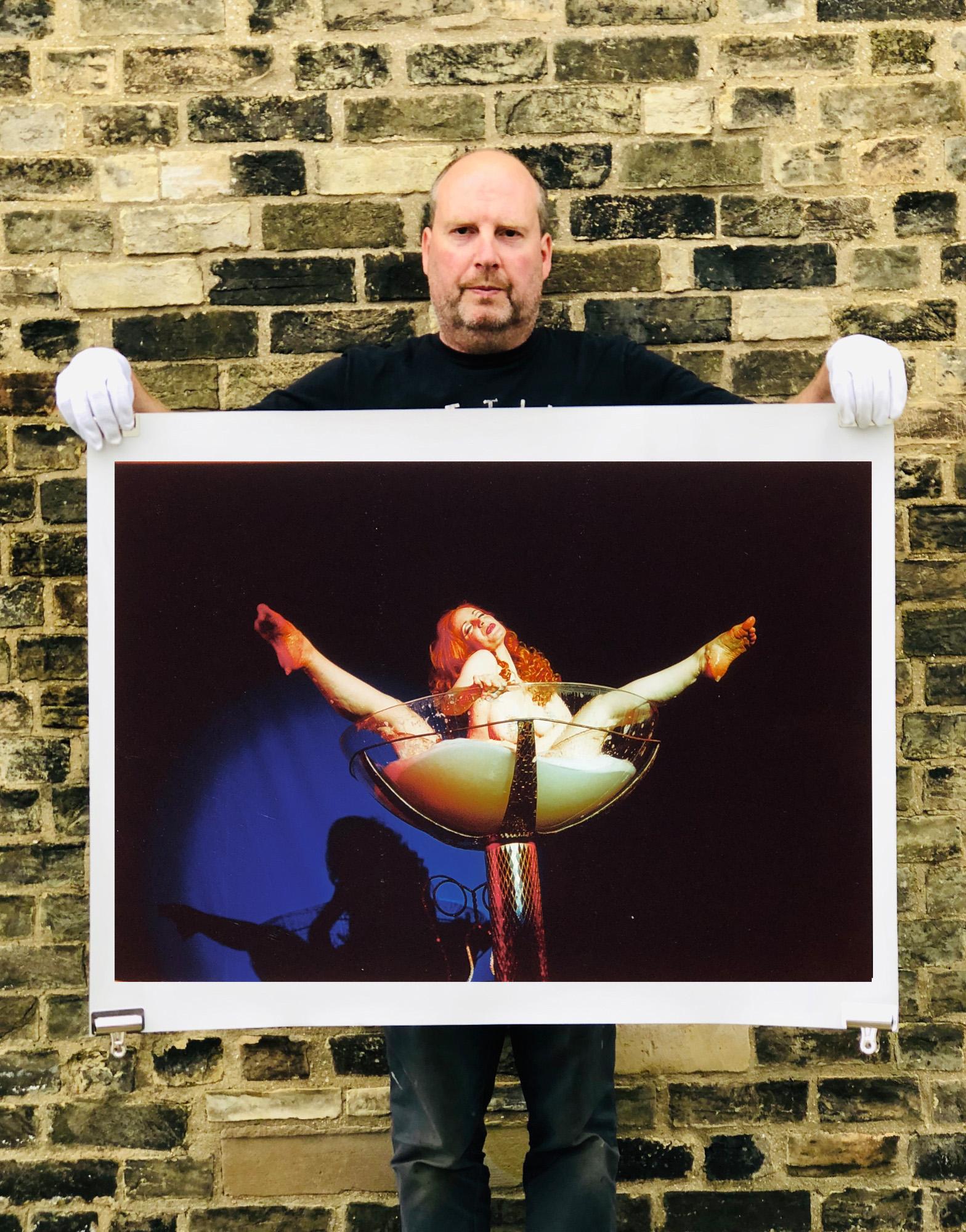 Catherine D'Lish in Champagne Coupe, Foto von Richard Heeps, aufgenommen bei der amerikanischen Hollywood-Burlesque-Veranstaltung Tease-O-Rama.

Richard Heeps wurde durch seine Burlesque-Fotografie bekannt, nachdem er 2003 Aufführungen in