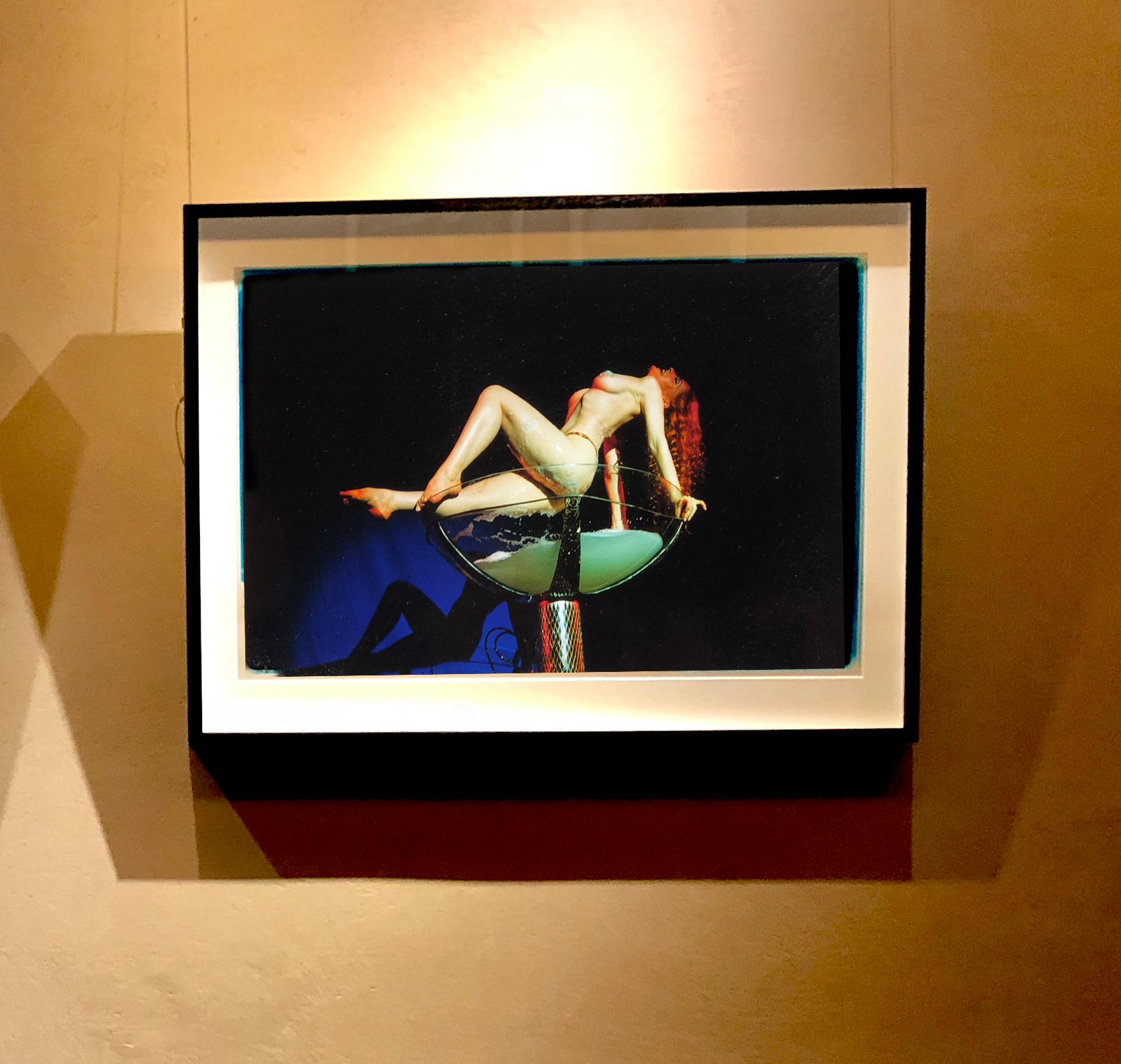 Burlesque-Serie, Catherine D'Lish in Champagner Coupe II Tease-O-Rama, Hollywood – Photograph von Richard Heeps
