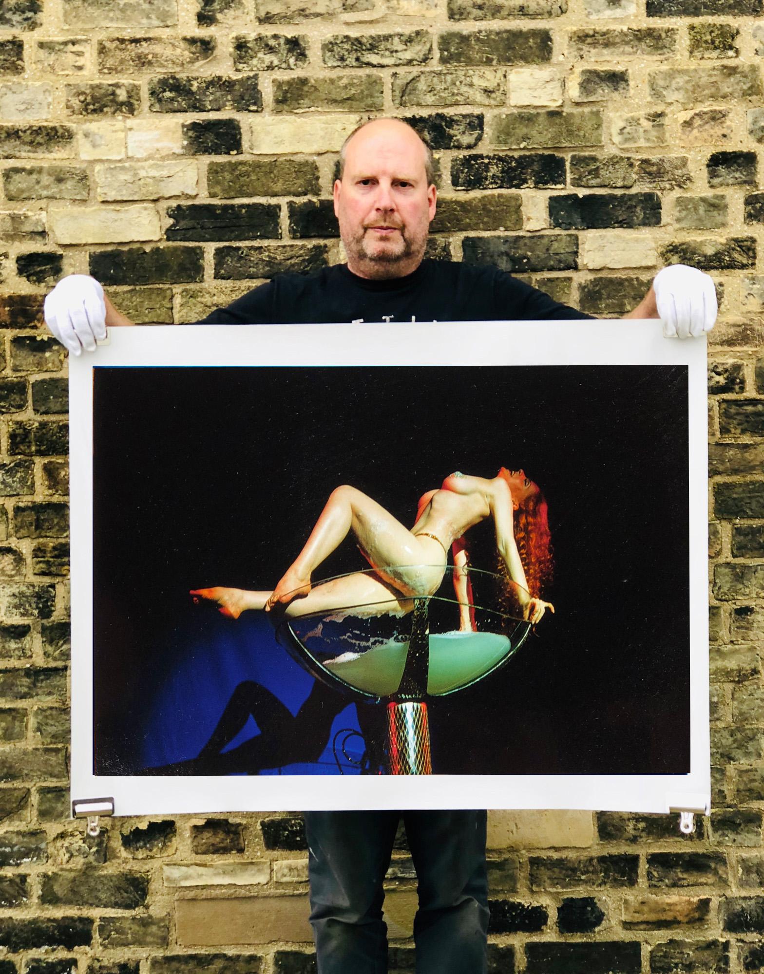 Burlesque-Serie, Catherine D'Lish in Champagner Coupe II Tease-O-Rama, Hollywood (Schwarz), Color Photograph, von Richard Heeps