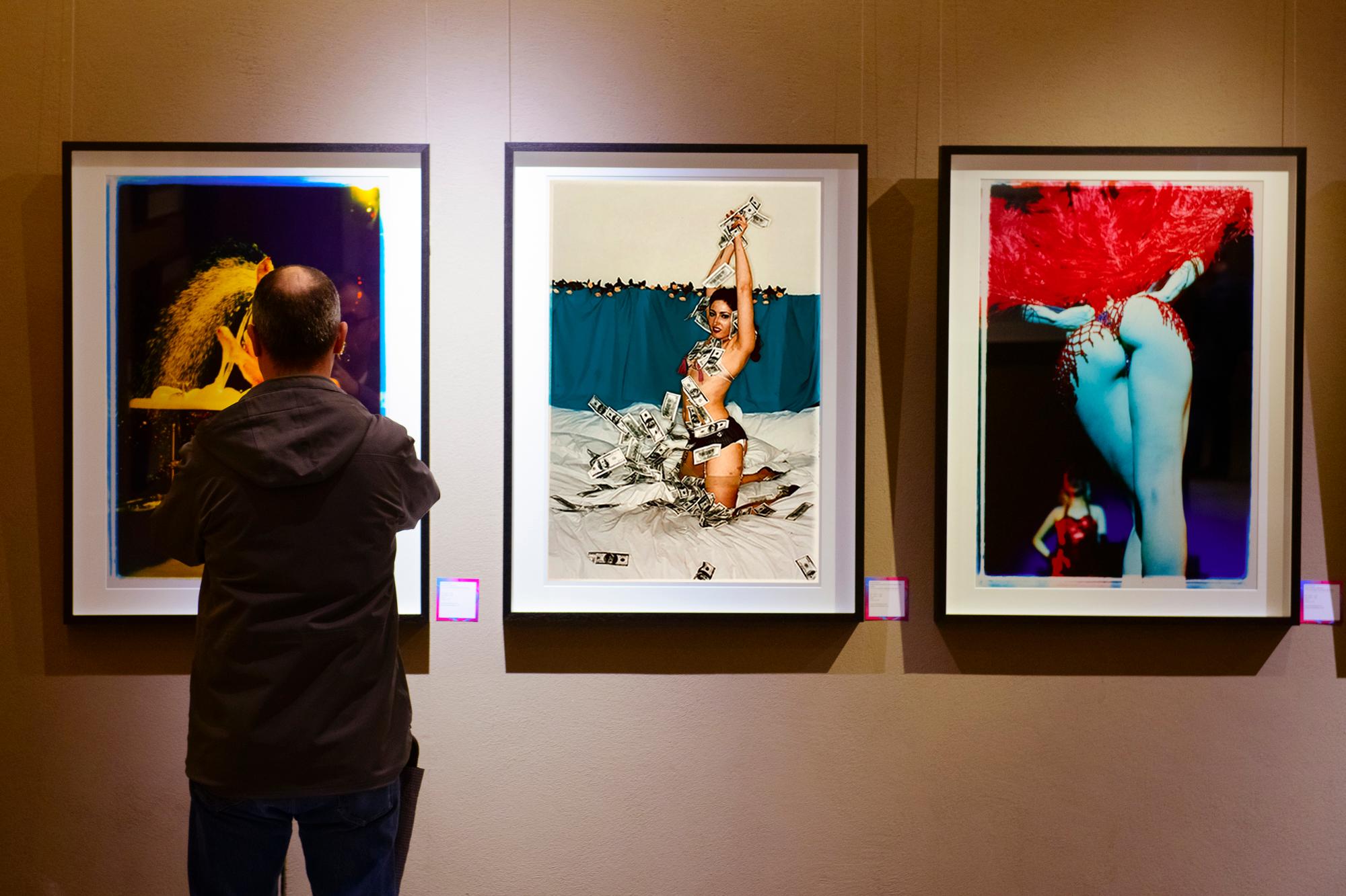 Série Burlesque, Delilah Right Red Hand IIII, The Whoopee Club, Londres - Photograph de Richard Heeps