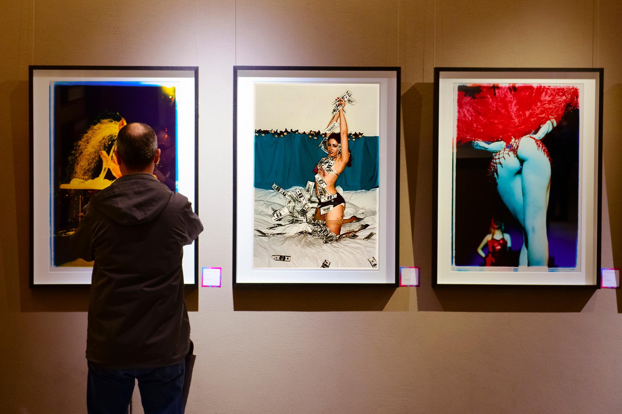 Richard Heeps se hizo famoso por su fotografía de Burlesque después de pasar 2003 captando actuaciones en Gran Bretaña y América. Pasó mucho tiempo con sus súbditos en varias ocasiones, estableciendo una estrecha relación con ellos que dio lugar a