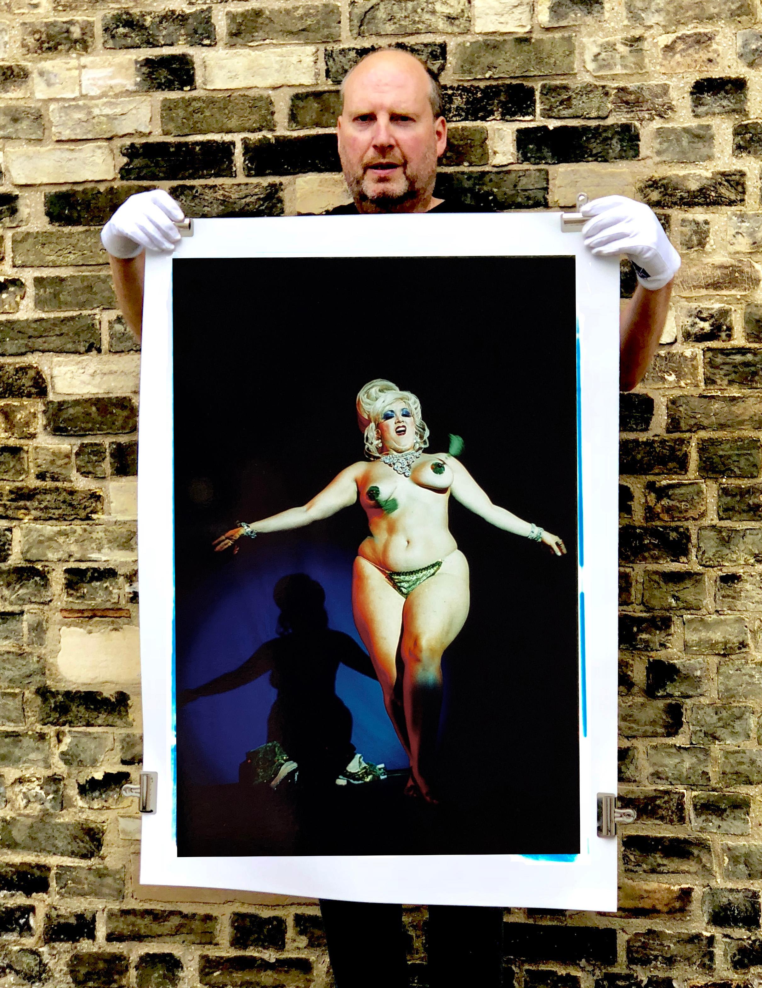 Burlesque-Serie, Martini-Fächertanz XXII, Tease-O-Rama, Hollywood, Los Angeles (Zeitgenössisch), Photograph, von Richard Heeps