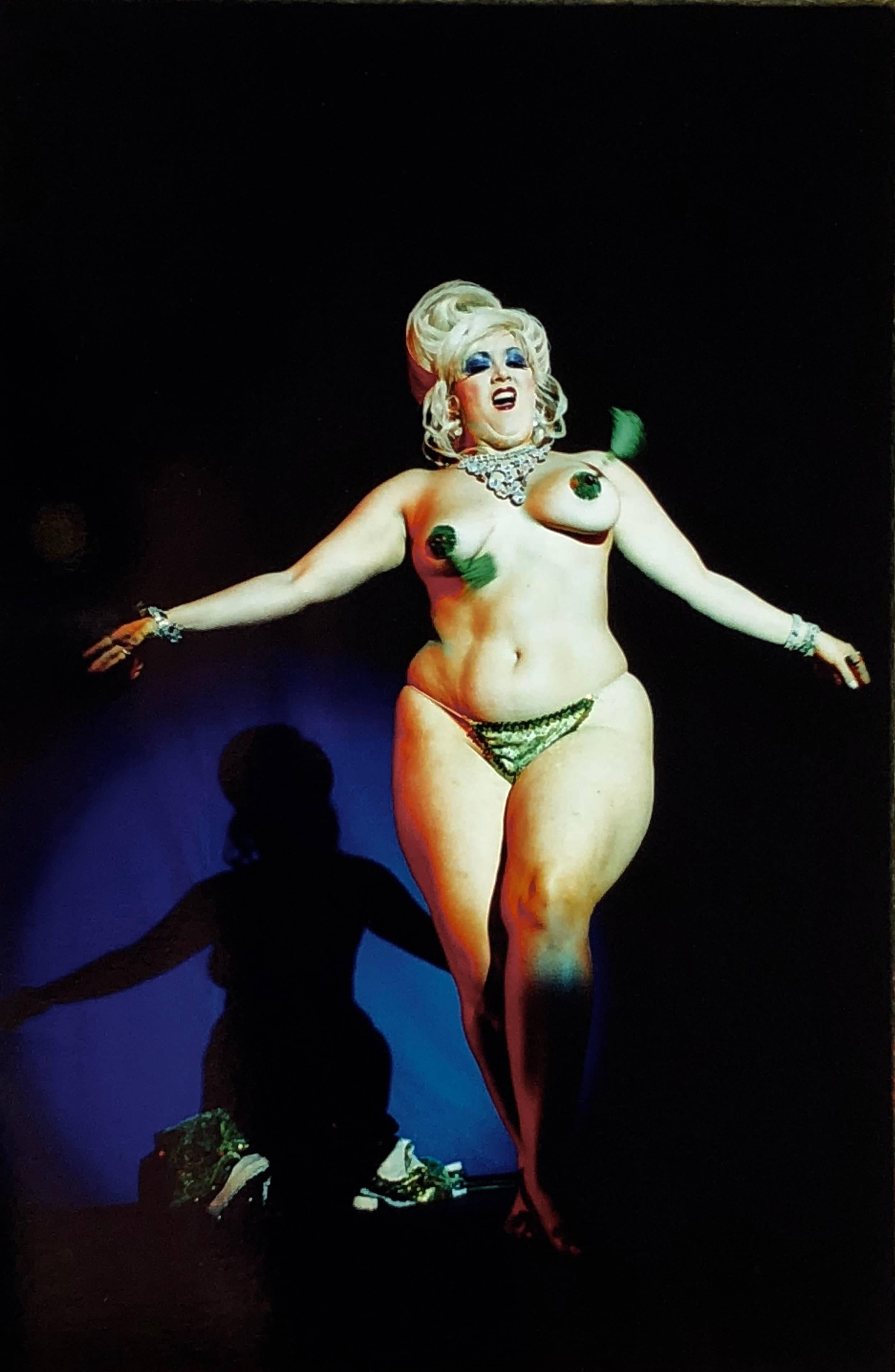 Color Photograph Richard Heeps - Série Burlesque, danse à l'éventail de Martini Fan XXII, Tease-O-Rama, Hollywood, Los Angeles